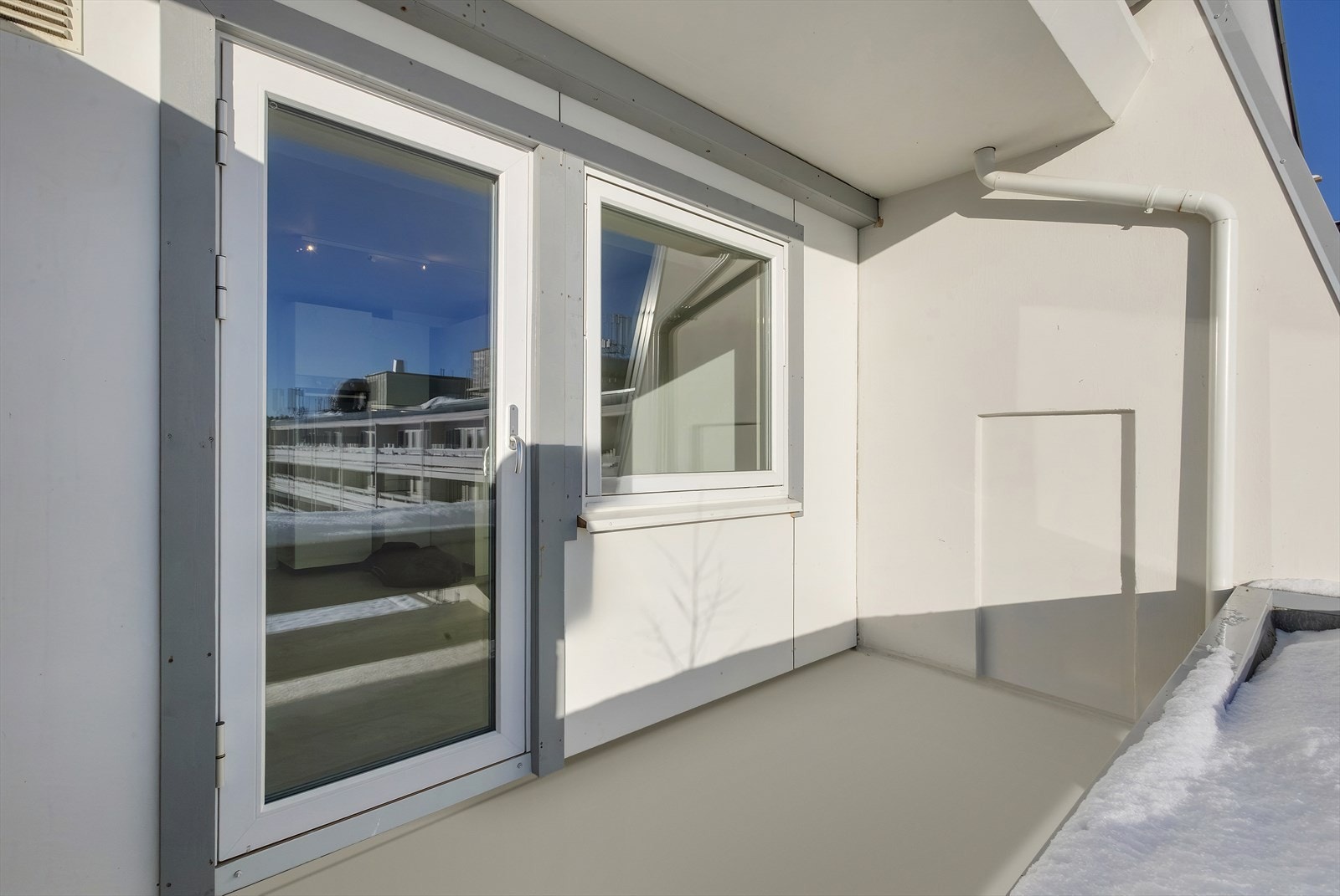 Her er det rikelig med plass til utemøblement, noe som gjør balkongen til en naturlig forlengelse av stuen. Galleribilde