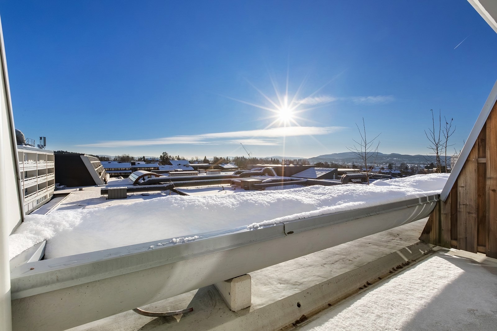 Fra leiligheten er det utgang til en romslig balkong med en innbydende utsikt. Galleribilde