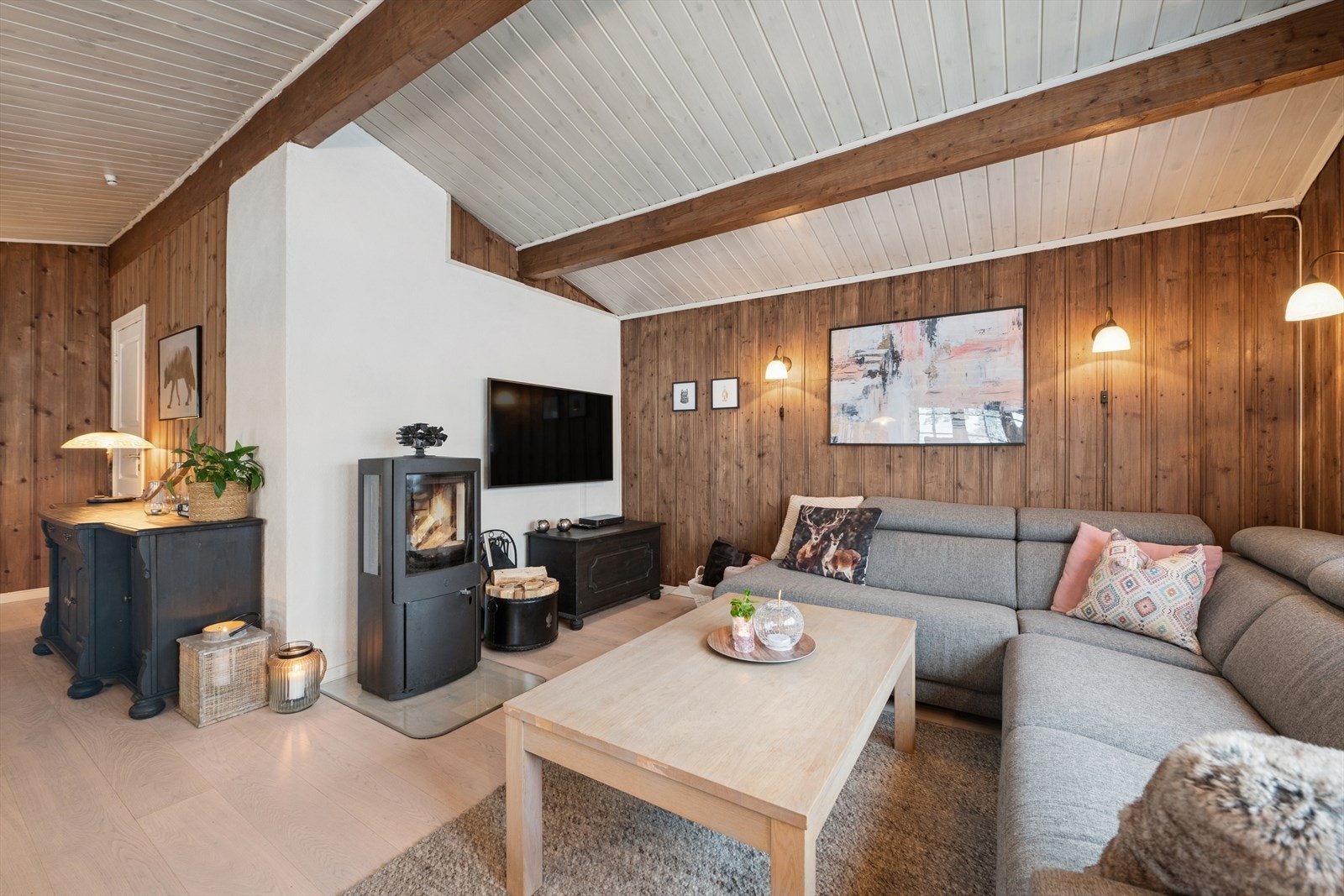 I stuen er det peisovn som gir god varme. Galleribilde