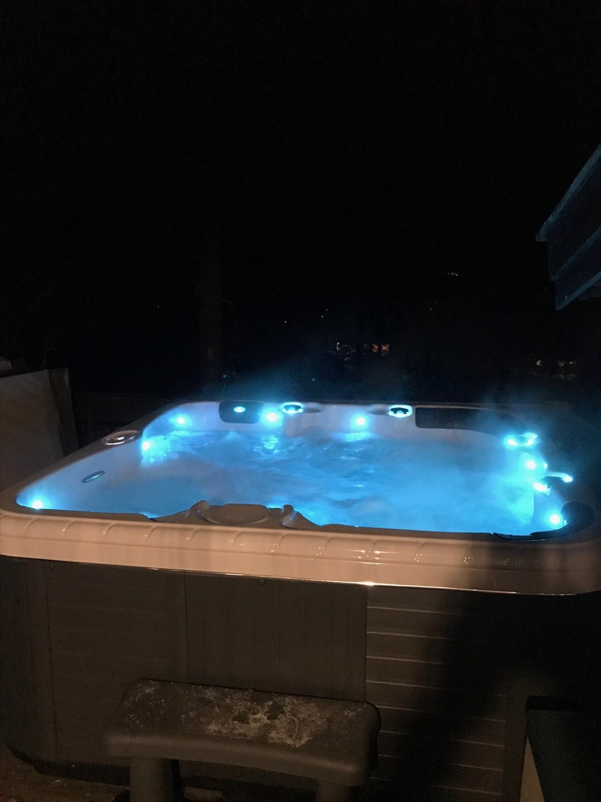 Nyt et varmt bad under stjernehimmelen etter en dag på fjellet Galleribilde