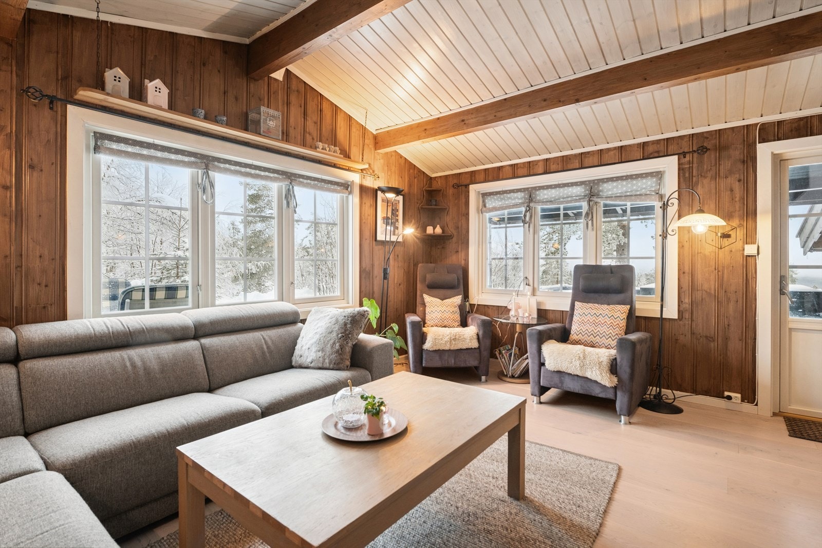 Velkommen inn. Her er det lys og koselig stue med utgang til terrassen. Galleribilde