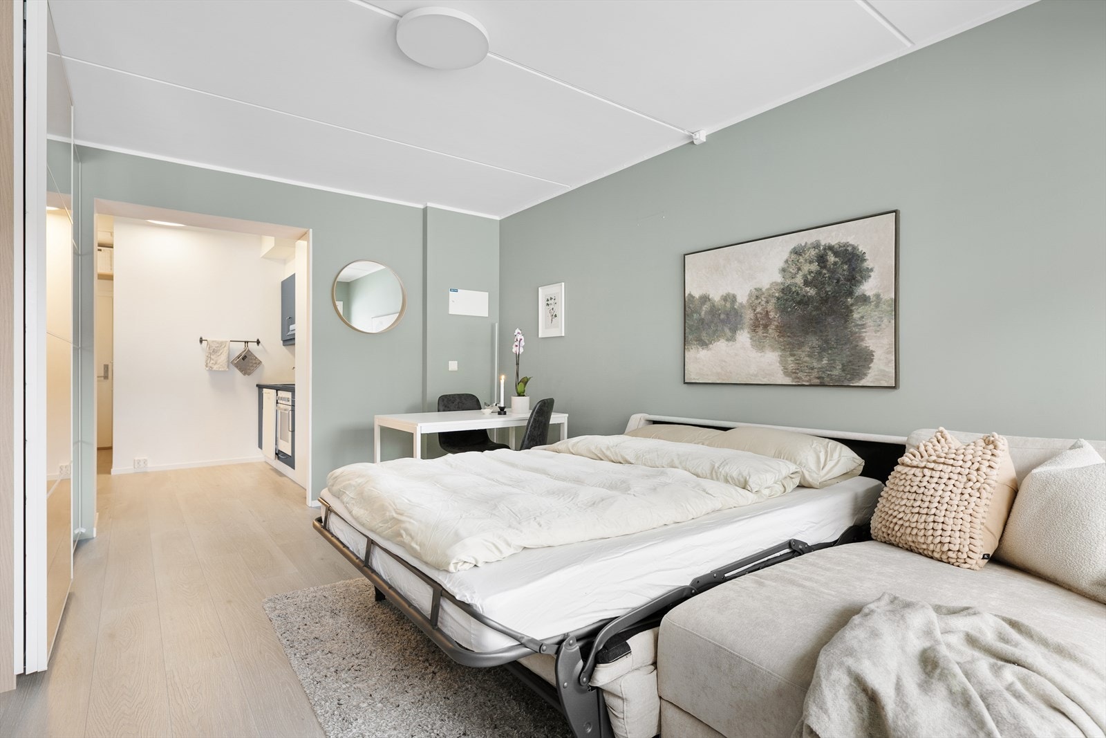 Dagens eier har selv elsket løsningen i stuen, og synes dette har fungert optimalt. Det er også plass til seng i hjørne dersom man vil lage en egen alkoveløsning. Galleribilde