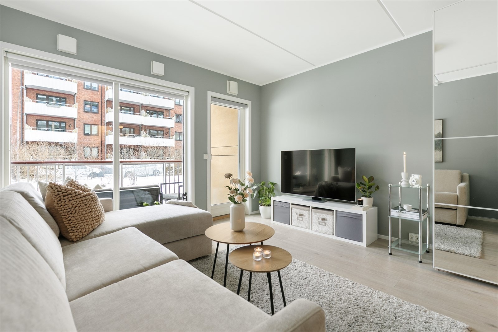 Det store, sosiale oppholdsrommet har plass til sovesofa, TV-benk, spisebord og stor garderobeløsning. Galleribilde