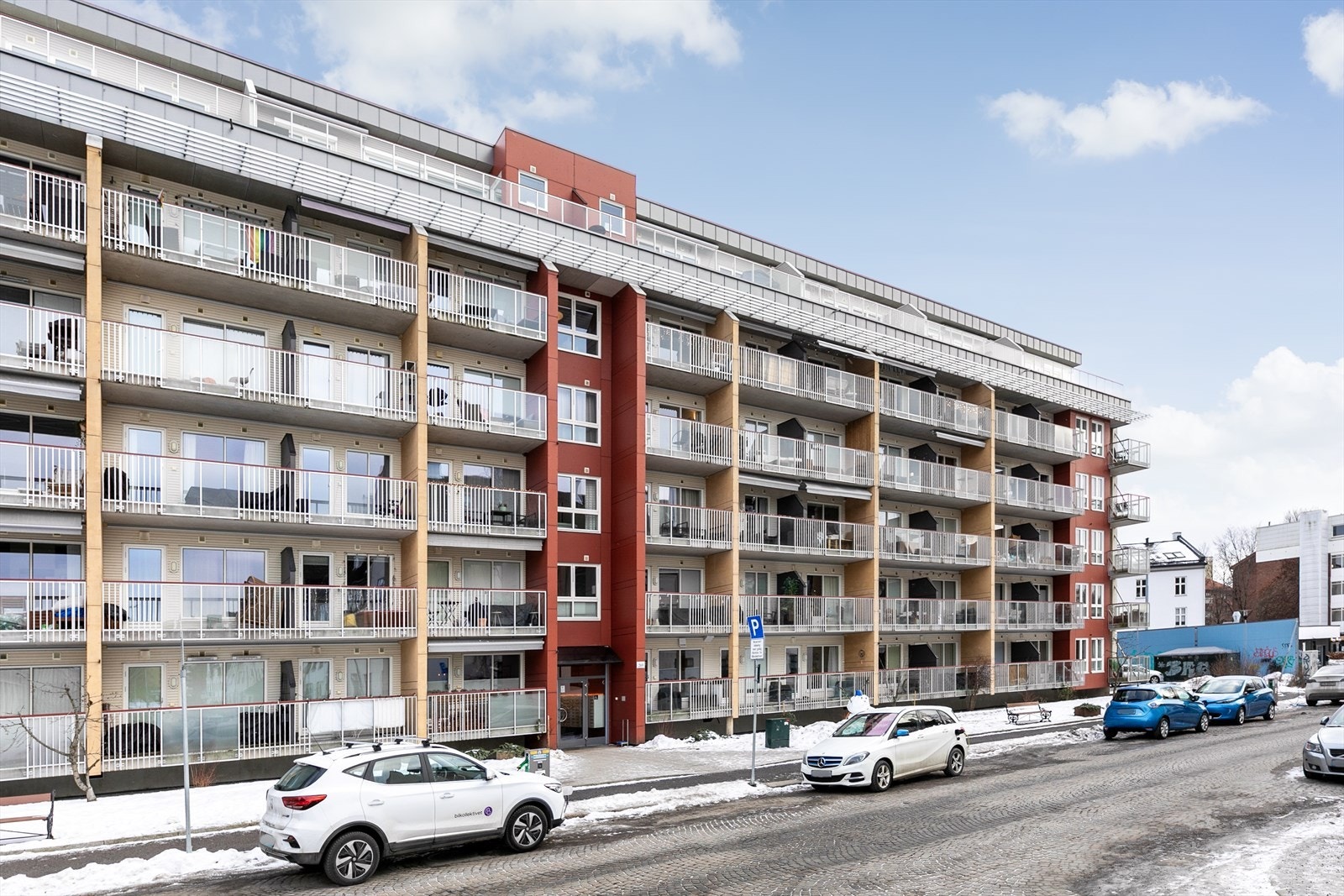 Gården har 41 garasjeplasser og 17 utendørs parkeringsplasser til disposisjon for beboere. Galleribilde