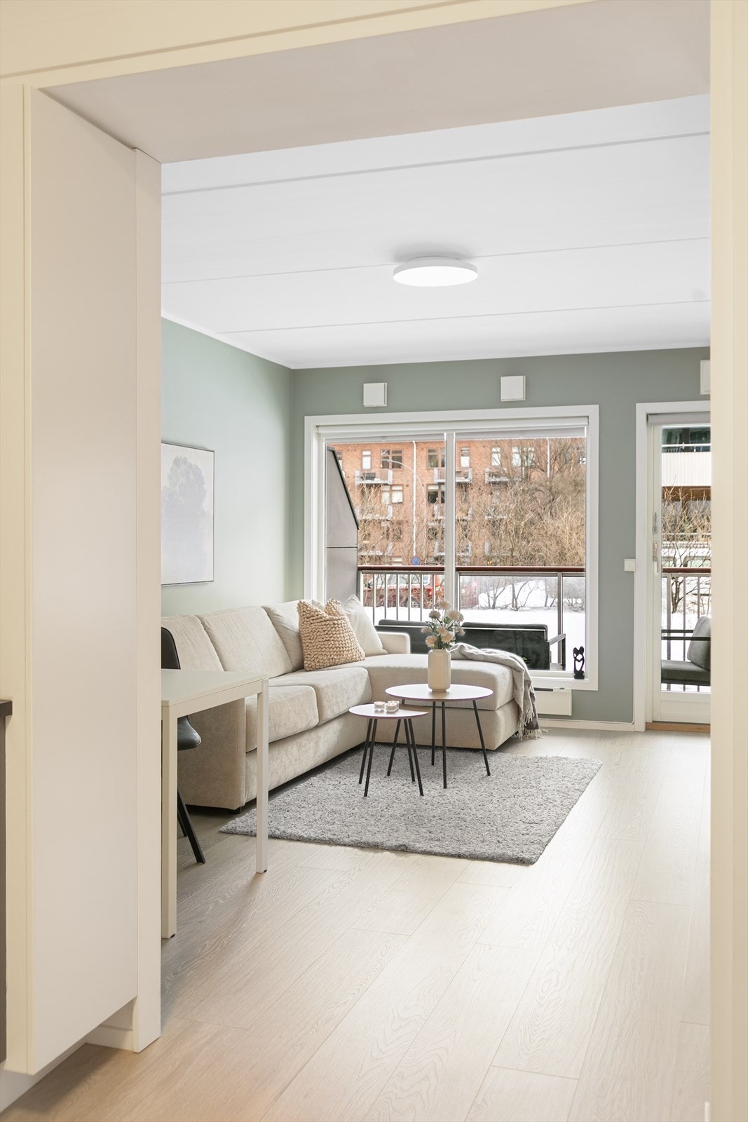 Den åpne planløsningen er mye lys og luft i leiligheten. Galleribilde