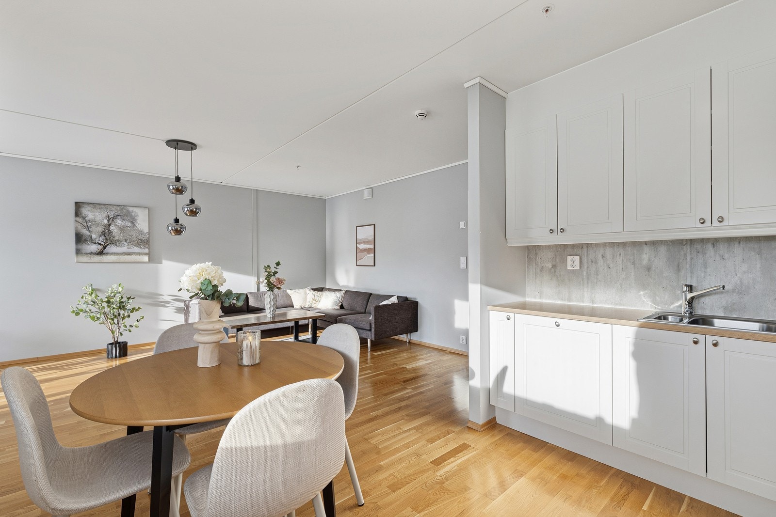 Spisebordet finner sin naturlige plassering, der en kan invitere flere gjester til bords. Galleribilde