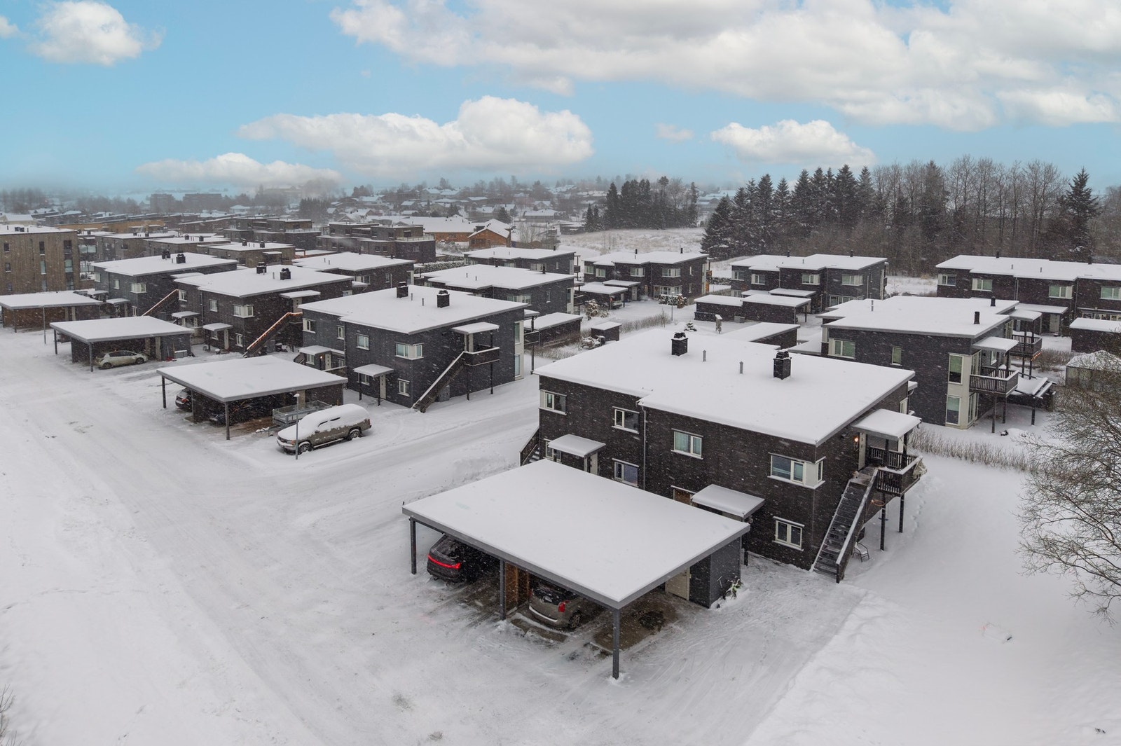 I nærområdet ligger Hovin skole med trinn fra 1.-7. klasse, samt ungdomsskole for 8.-10. trinn. Galleribilde
