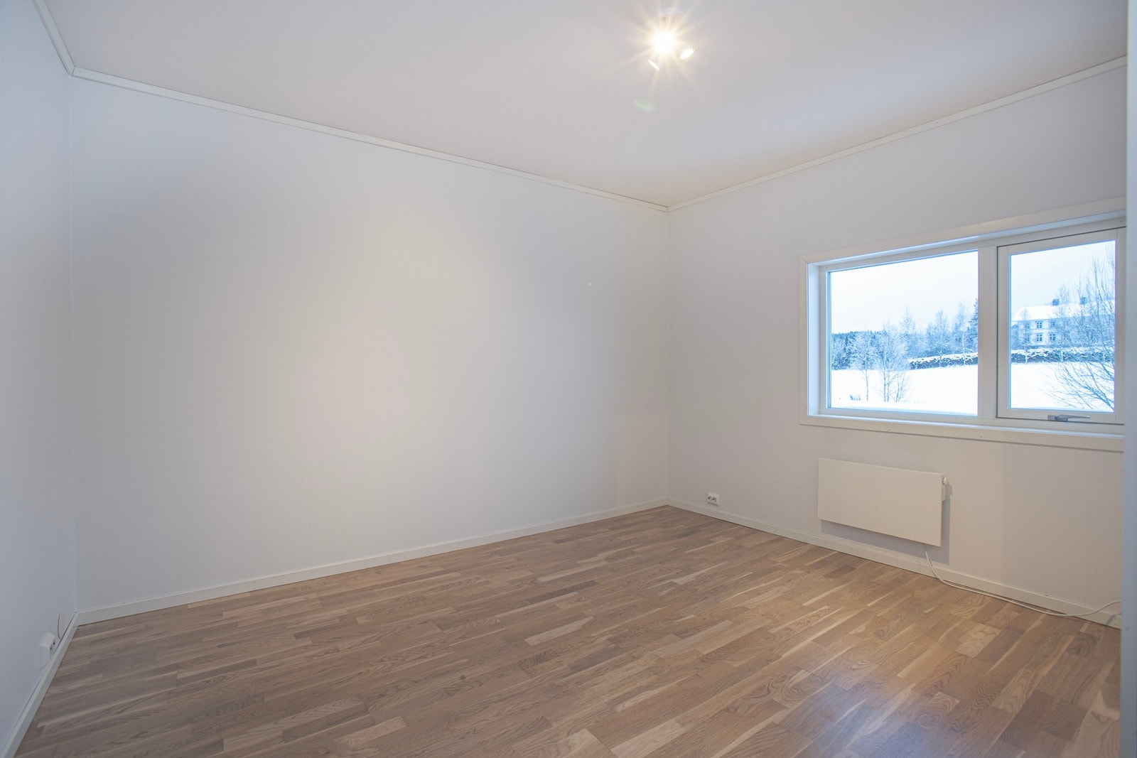 God plass til dobbeltseng, nattbord og oppbevaringsmøblement. Galleribilde