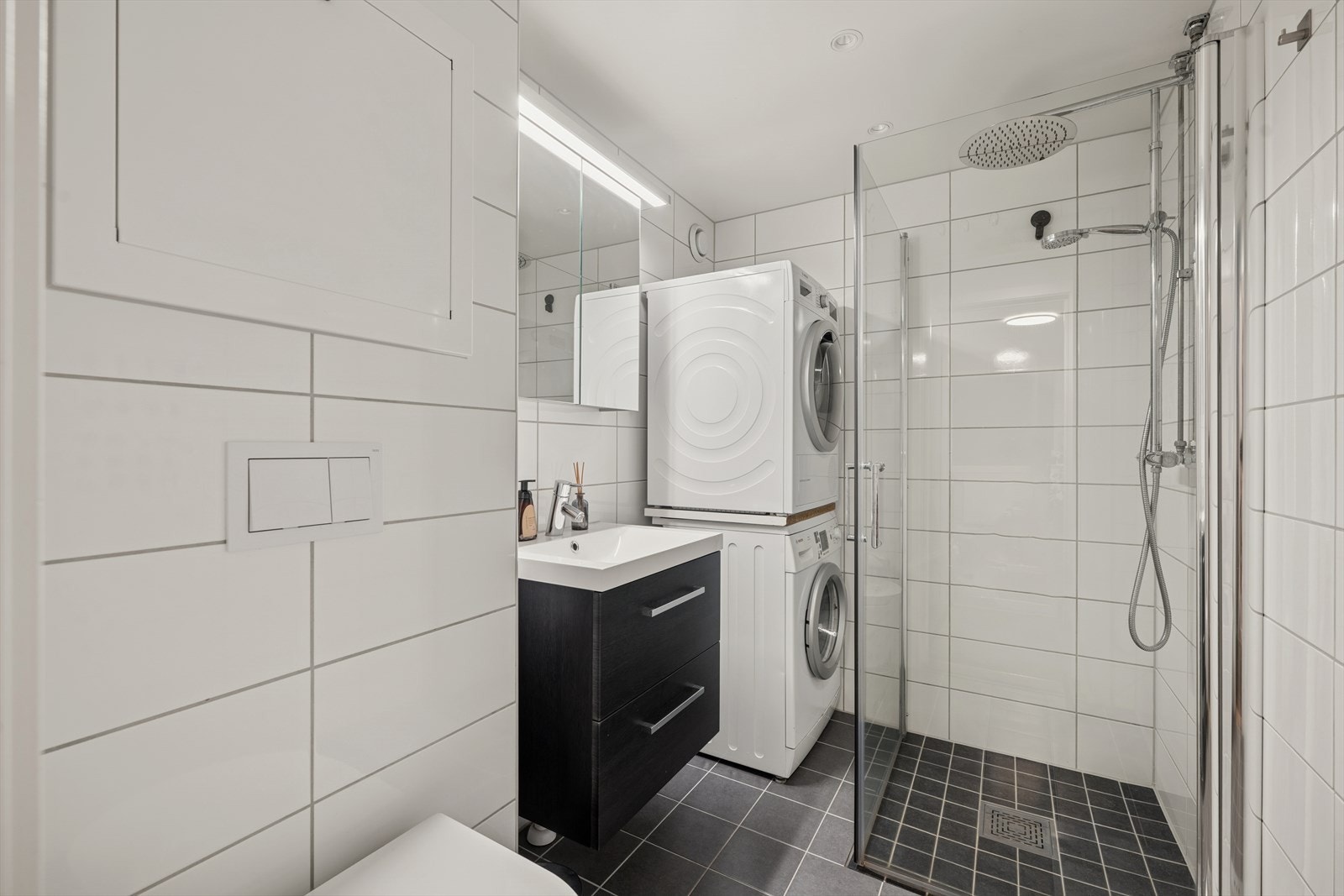 Badet er pusset opp i 2024 med fliser på gulvet o veggene. Det er opplegg til vaskemaskin og tørketrommel Galleribilde