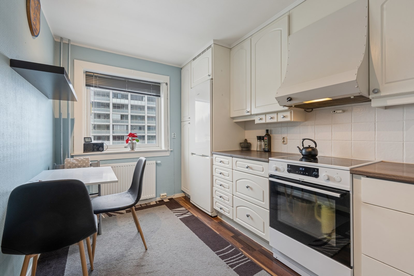 Kjøkkenet med lyse profilerte fronter Galleribilde