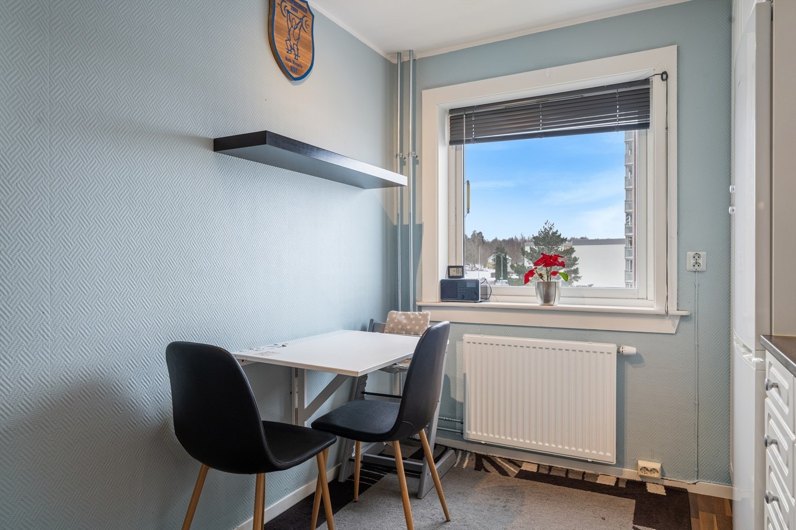 Liten spisekrok på kjøkkenet Galleribilde