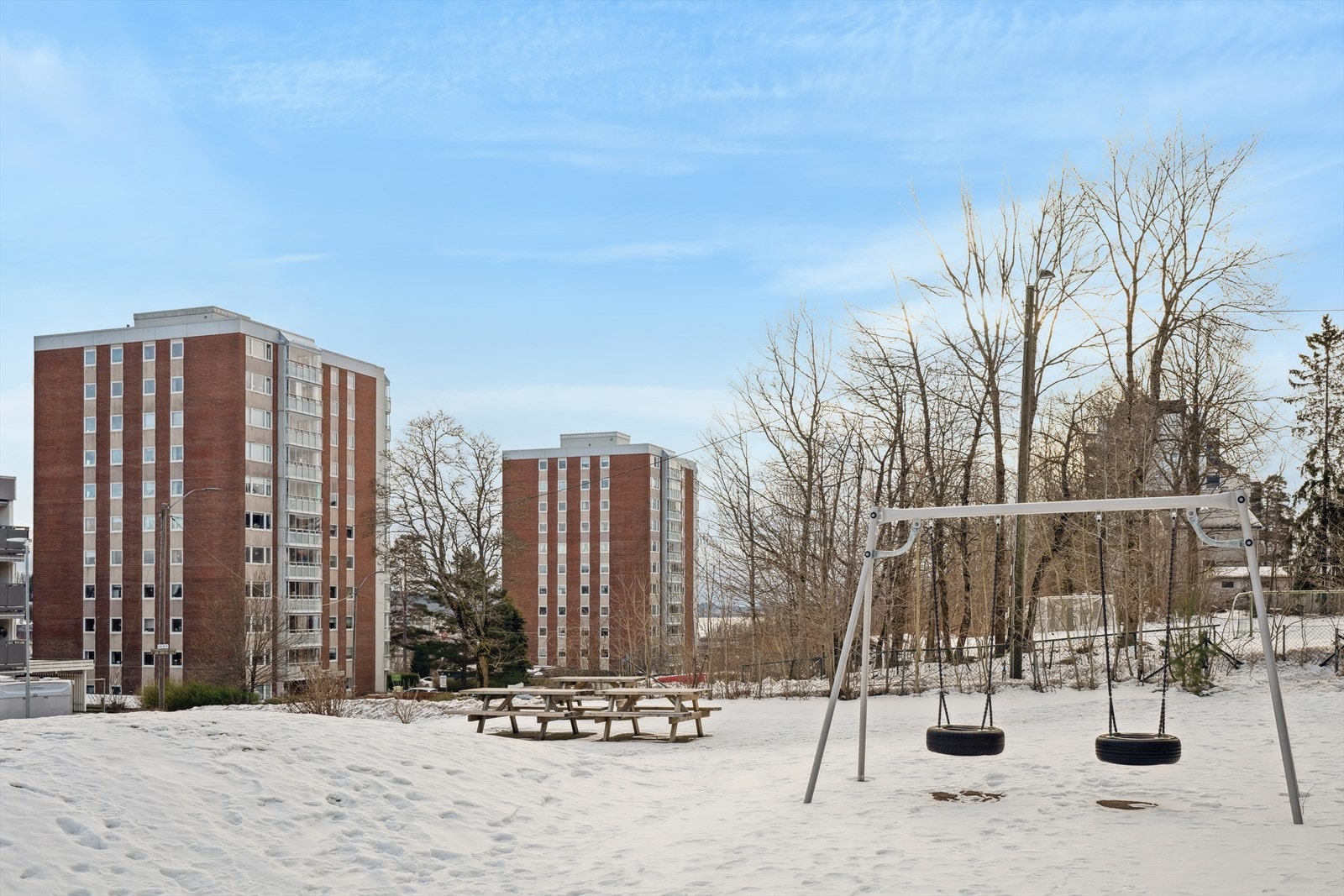 Nærområdet med lekeplass og fotballbane. Kort vei til skogen og flotte turområder Galleribilde
