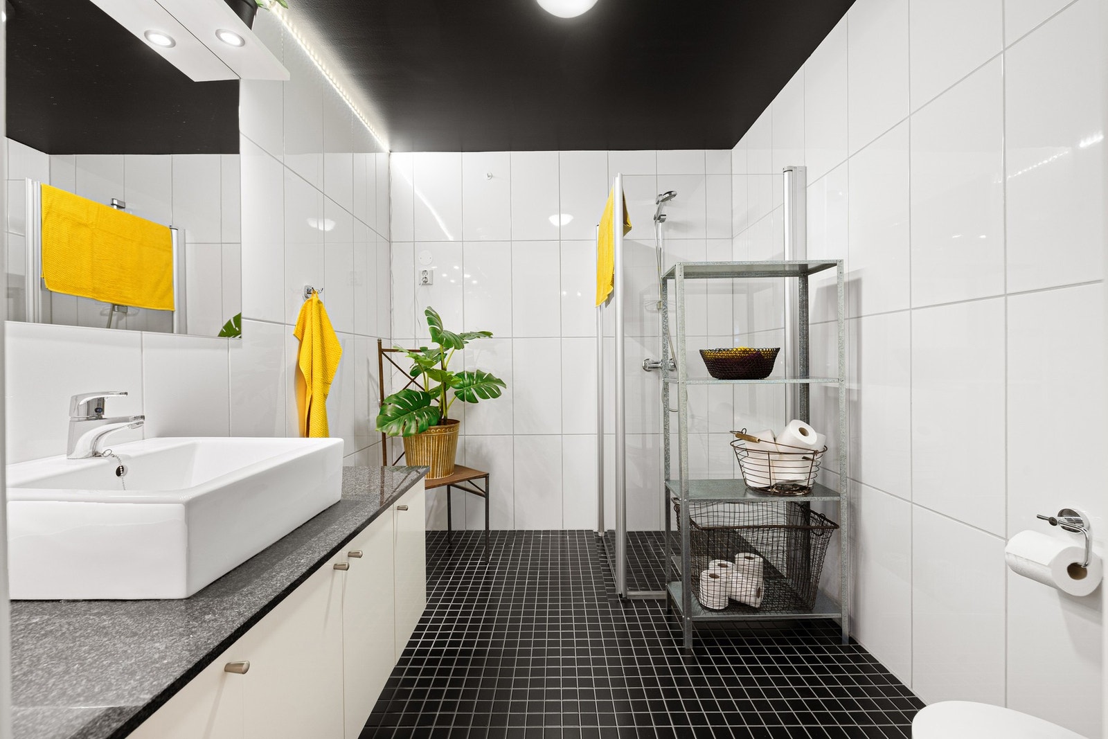 Moderne bad på 6 kvm med gulvvarme. Galleribilde