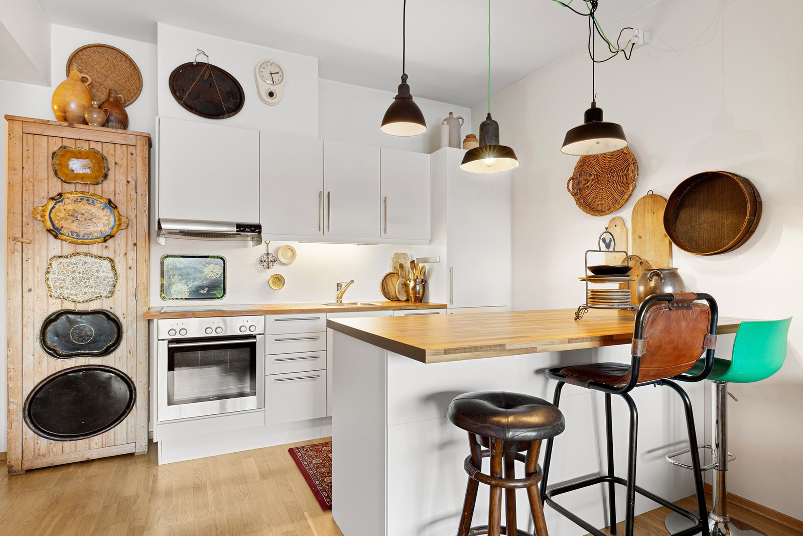 God kjøkkenløsning med kjøkkenøy som kan brukes til både matlaging og som en spiseplass. Galleribilde