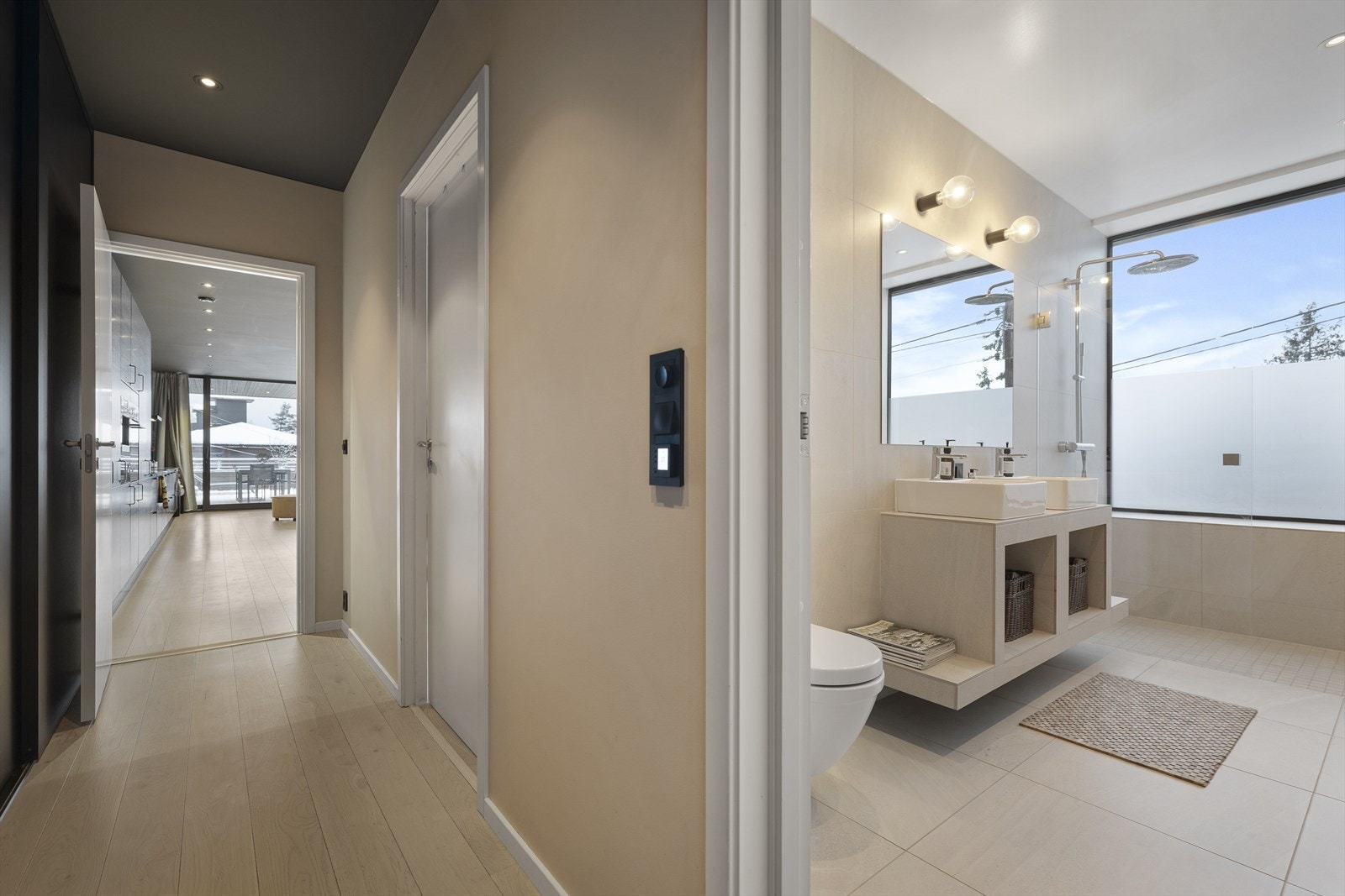 Denne private delen er perfekt som foreldreavdeling for familier med større barn som kan bo i etasjen under. Også en funksjonell løsning for familier med spedbarn der man ønsker å ha soverom tett på. Selvfølgelig også gunstig som gjesteavdeling Galleribilde