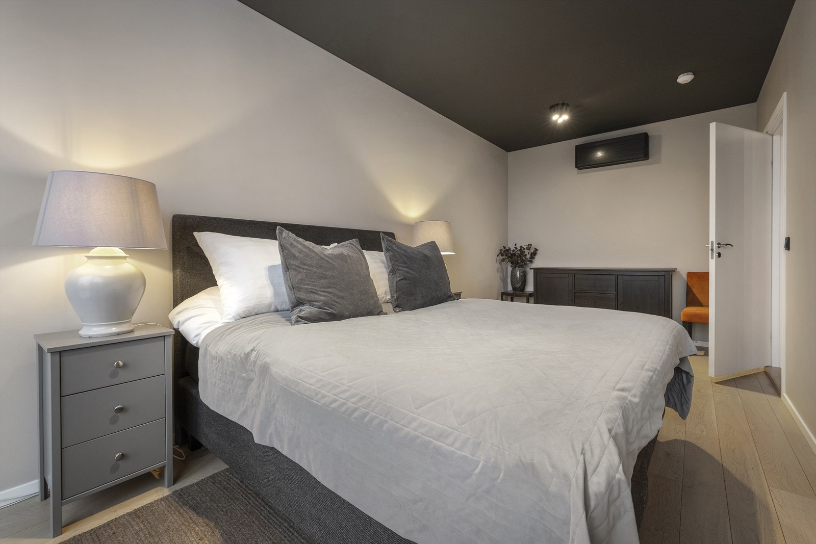 Hovedsoverom med luft-til-luft pumpe, med både varme- og kjølefunksjon Galleribilde