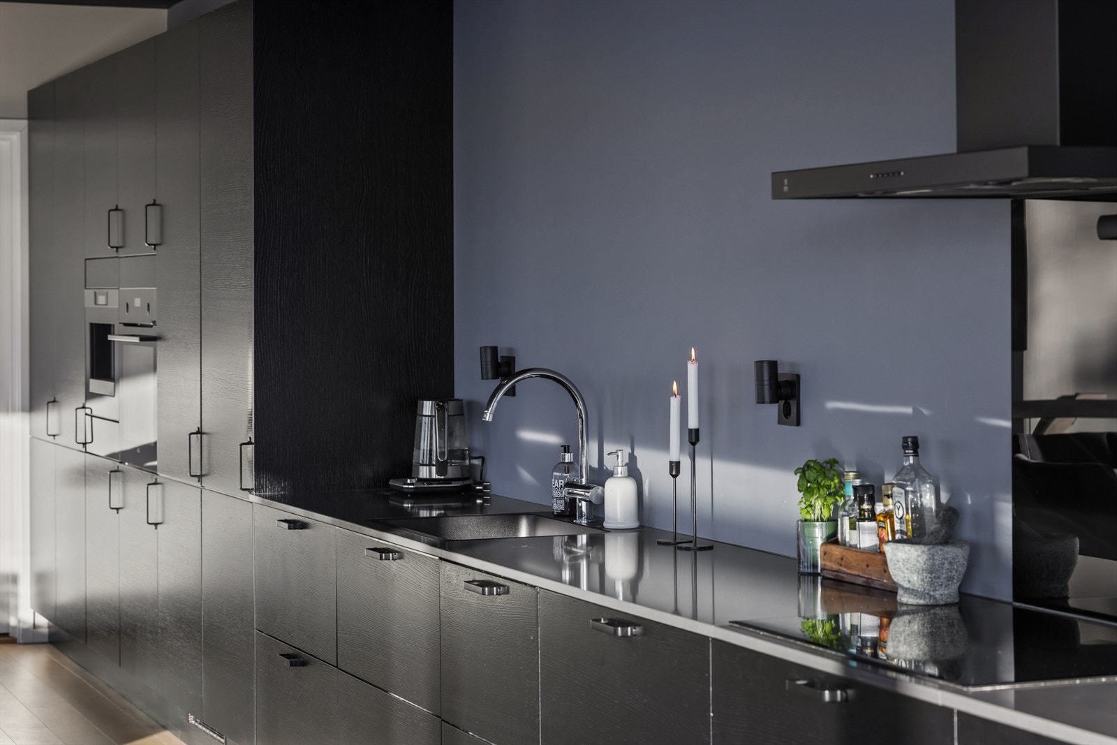 Det romslige, sorte kjøkkenet er et naturlig samlingspunkt i boligen og kombinerer elegant design med høy funksjonalitet. Kjøkkenet er levert av Sigdal og har en gjennomført innredning som gir et tidløst og eksklusivt uttrykk Galleribilde