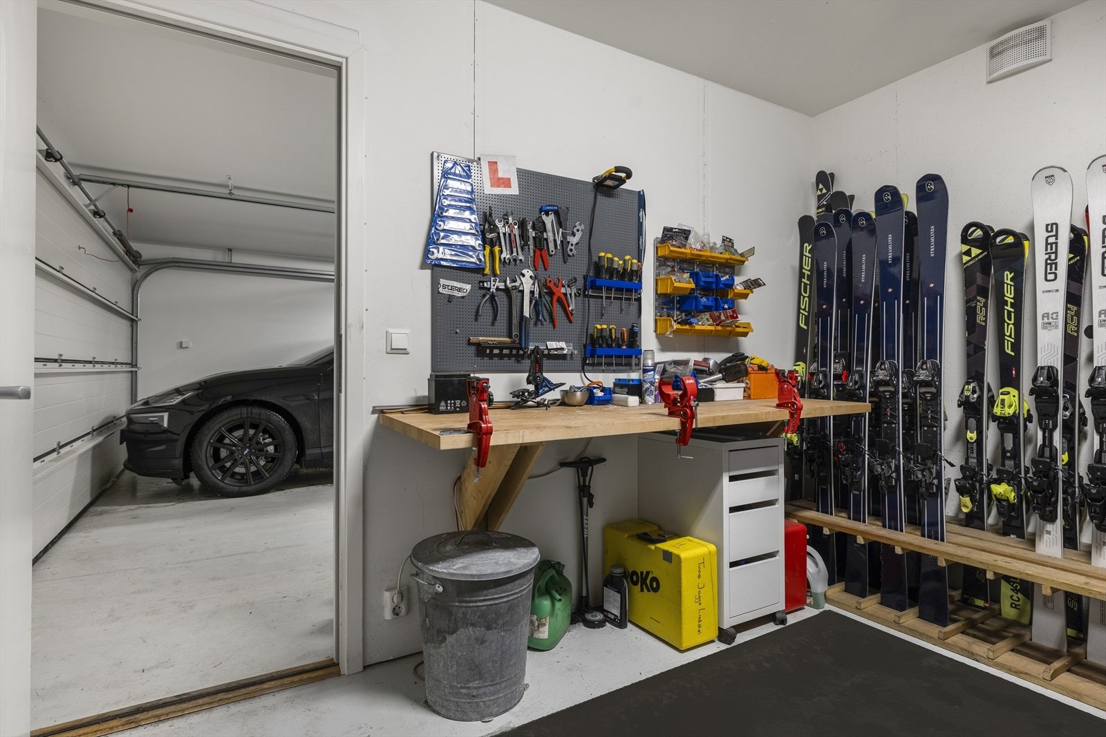 Stor lagrings-/smørebod innenfor garasjen Galleribilde