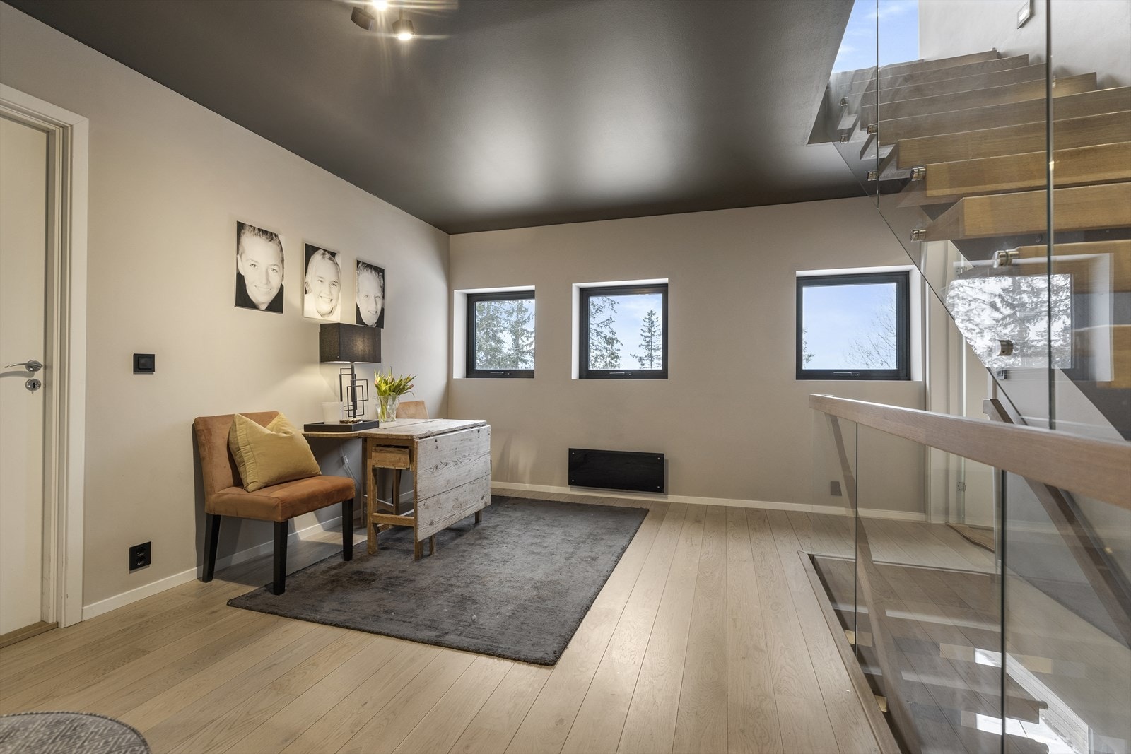 Praktisk stue ved trappen. Selger har benyttet dette som et arbeidsrom Galleribilde