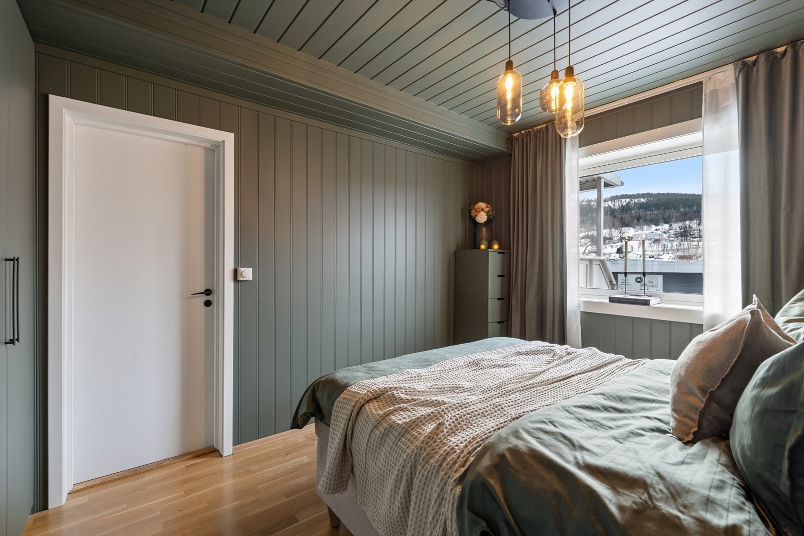 Hovedsoverommet har plass til dobbeltseng og nattbord. Galleribilde