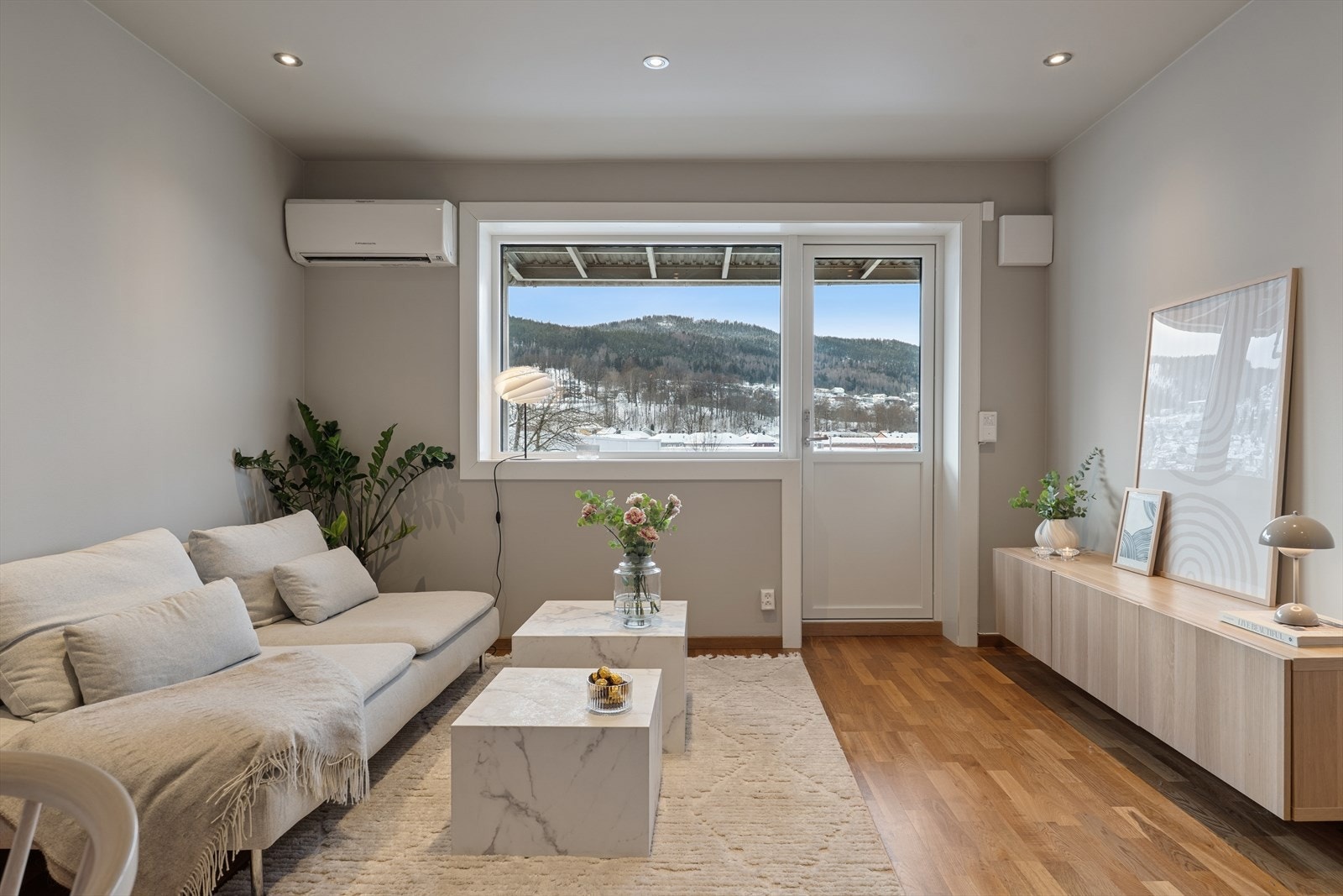 Herfra er det utgang til en overbygd balkong. Galleribilde