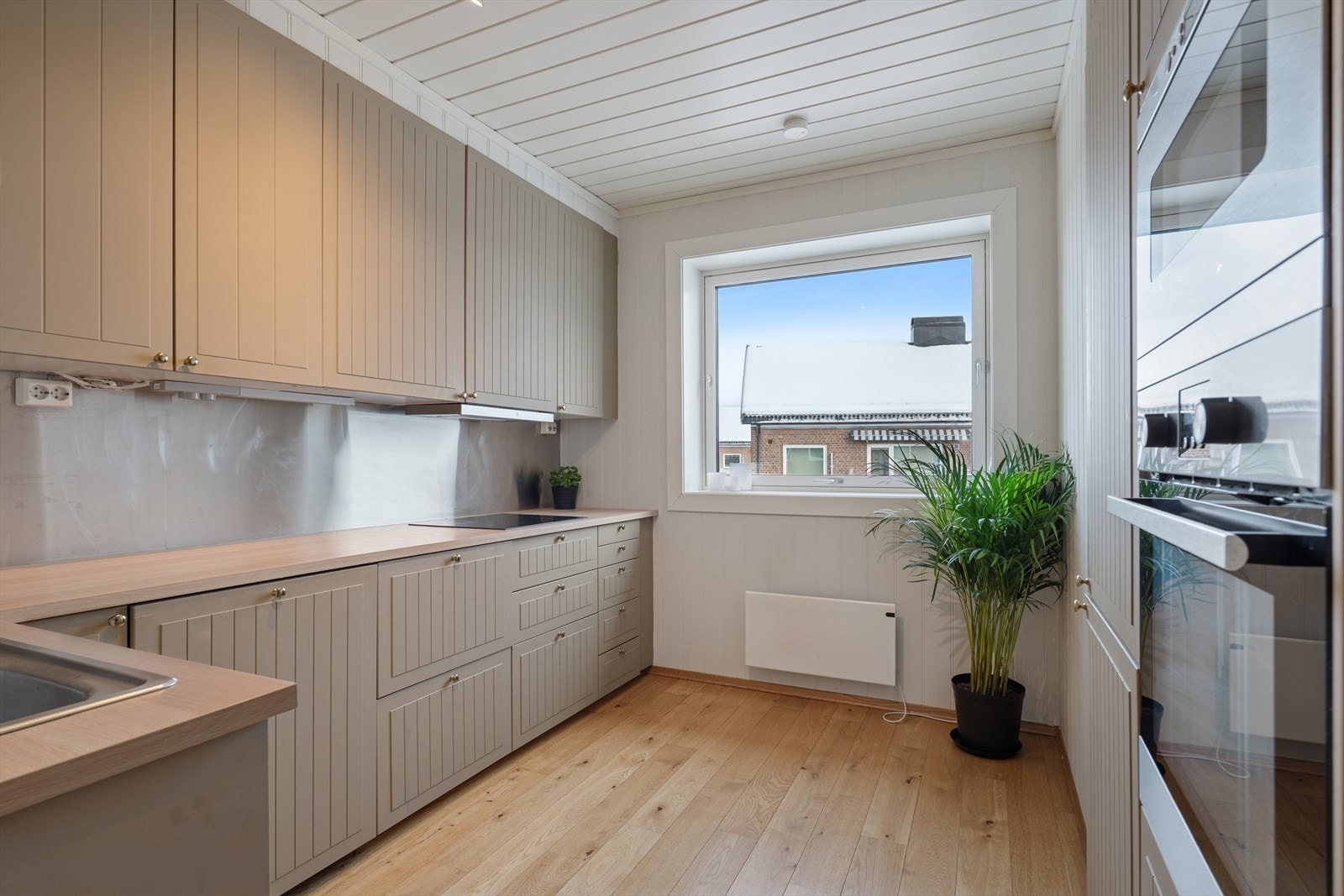 Her er det godt med både skap- og benkeplass. Galleribilde