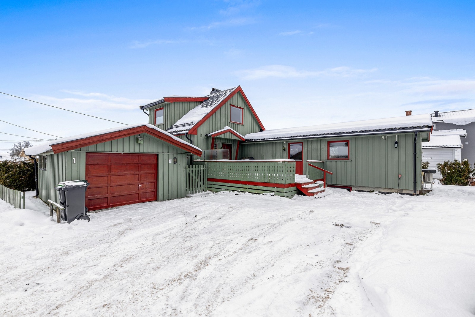 Dette er en frittliggende enebolig over tre plan med stort potensial for den som ønsker å skape sitt eget hjem Galleribilde