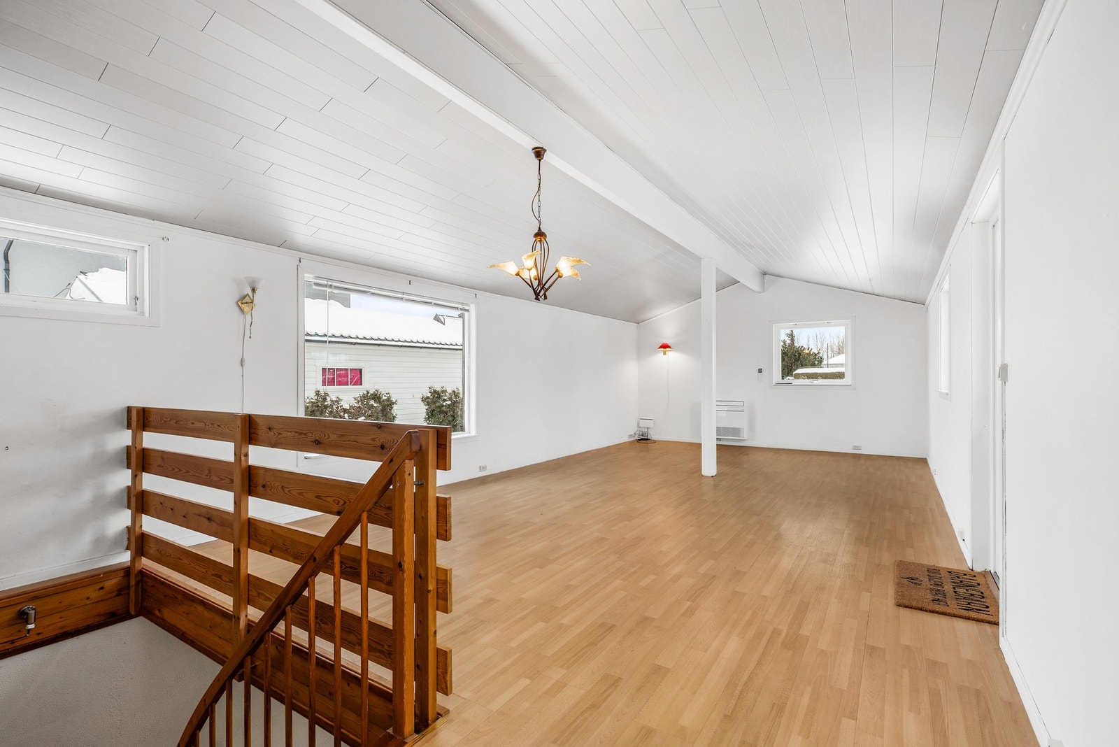 Rommet har laminat på gulv, slette veggflater og malt panel i himling Galleribilde