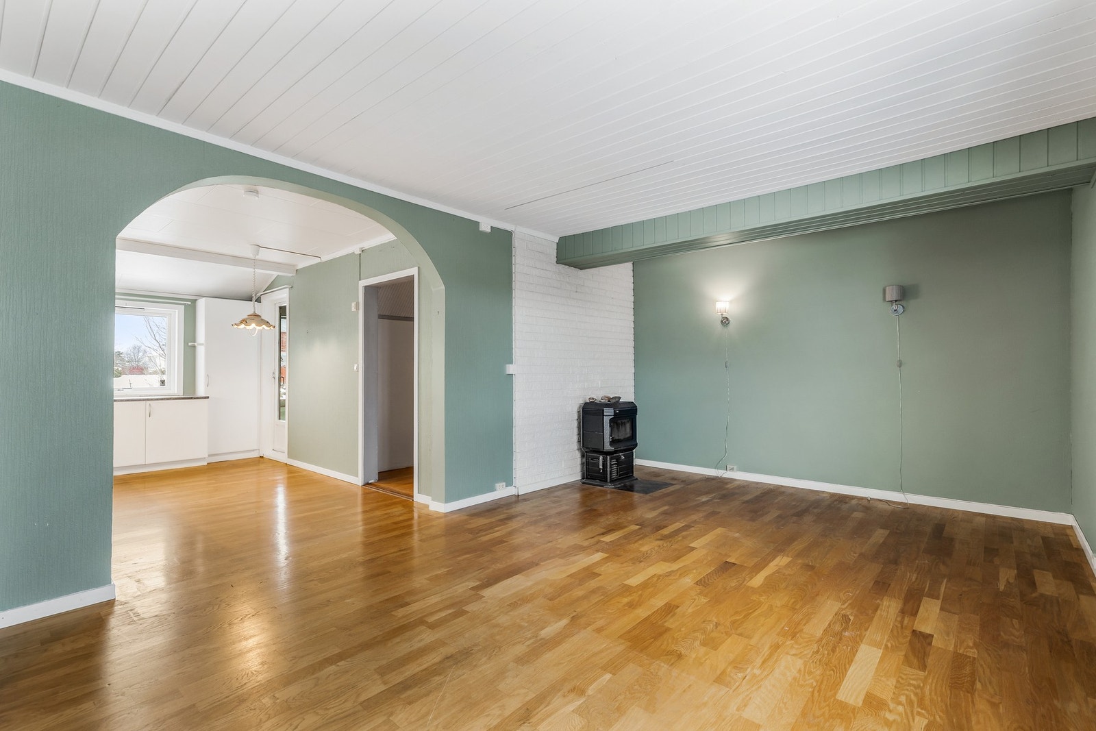 Stuen har delvis åpen løsning mot kjøkkenet Galleribilde