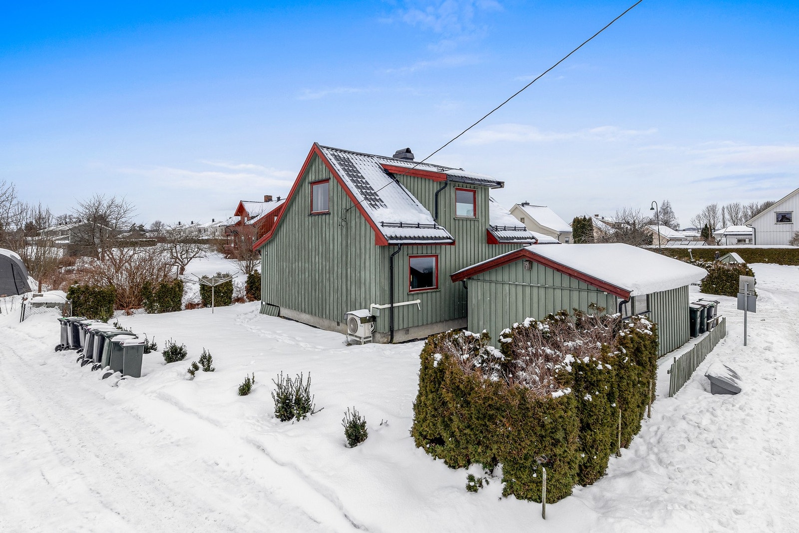 Boligen ligger på en solrik hjørnetomt Galleribilde