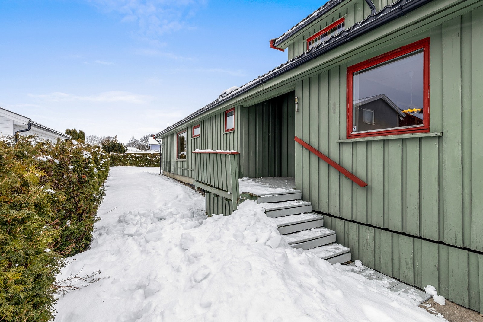 På baksiden av boligen finner du en overbygget og sydvendt platting Galleribilde