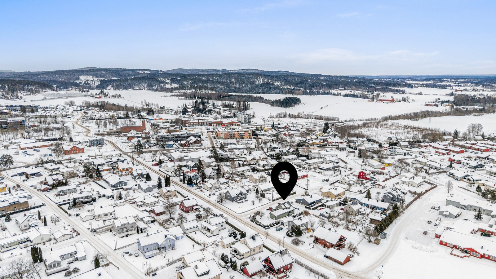 Boligen har en attraktiv beliggenhet i et rolig og veletablert boligområde på Spikkestad, med lite gjennomgangstrafikk Galleribilde