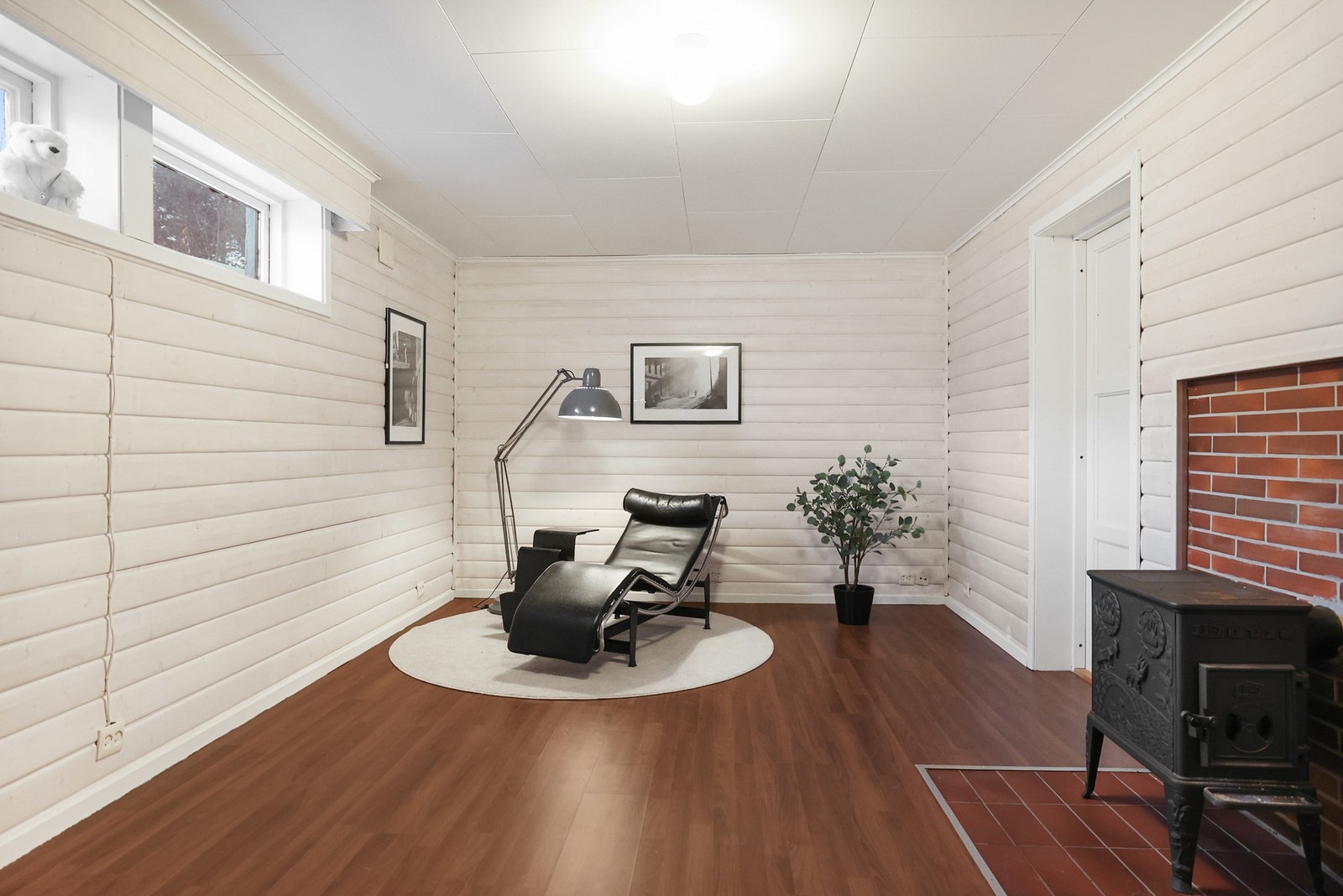 Kjellerstuen har god plass til ulike møbleringssoner. Rommet er byggesøkt godkjent som "disp.rom". Galleribilde