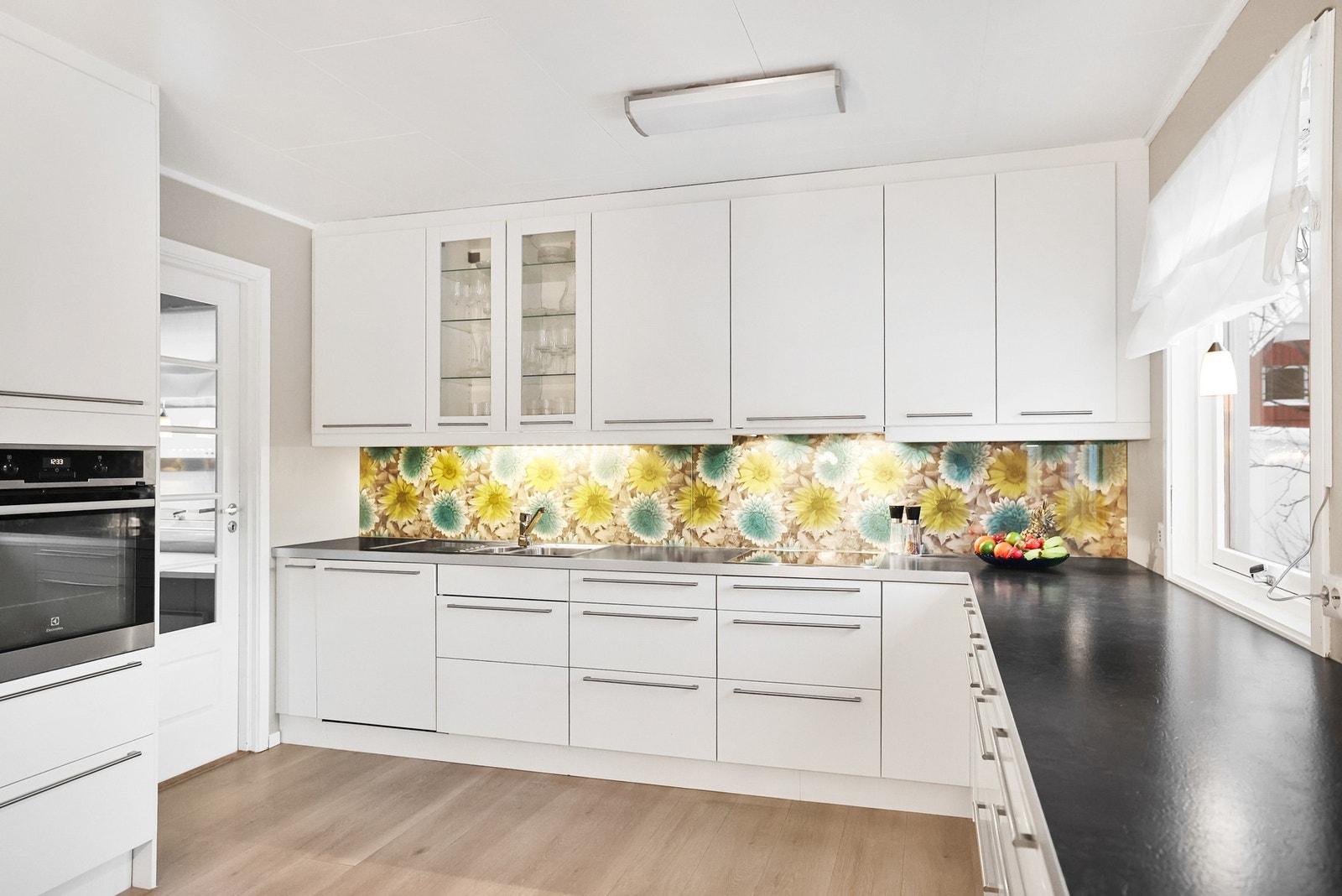 Boligen har et funksjonelt kjøkken som sørger for effektive arbeidsflater og rikelig med oppbevaringsplass i skuffer og skap. Galleribilde