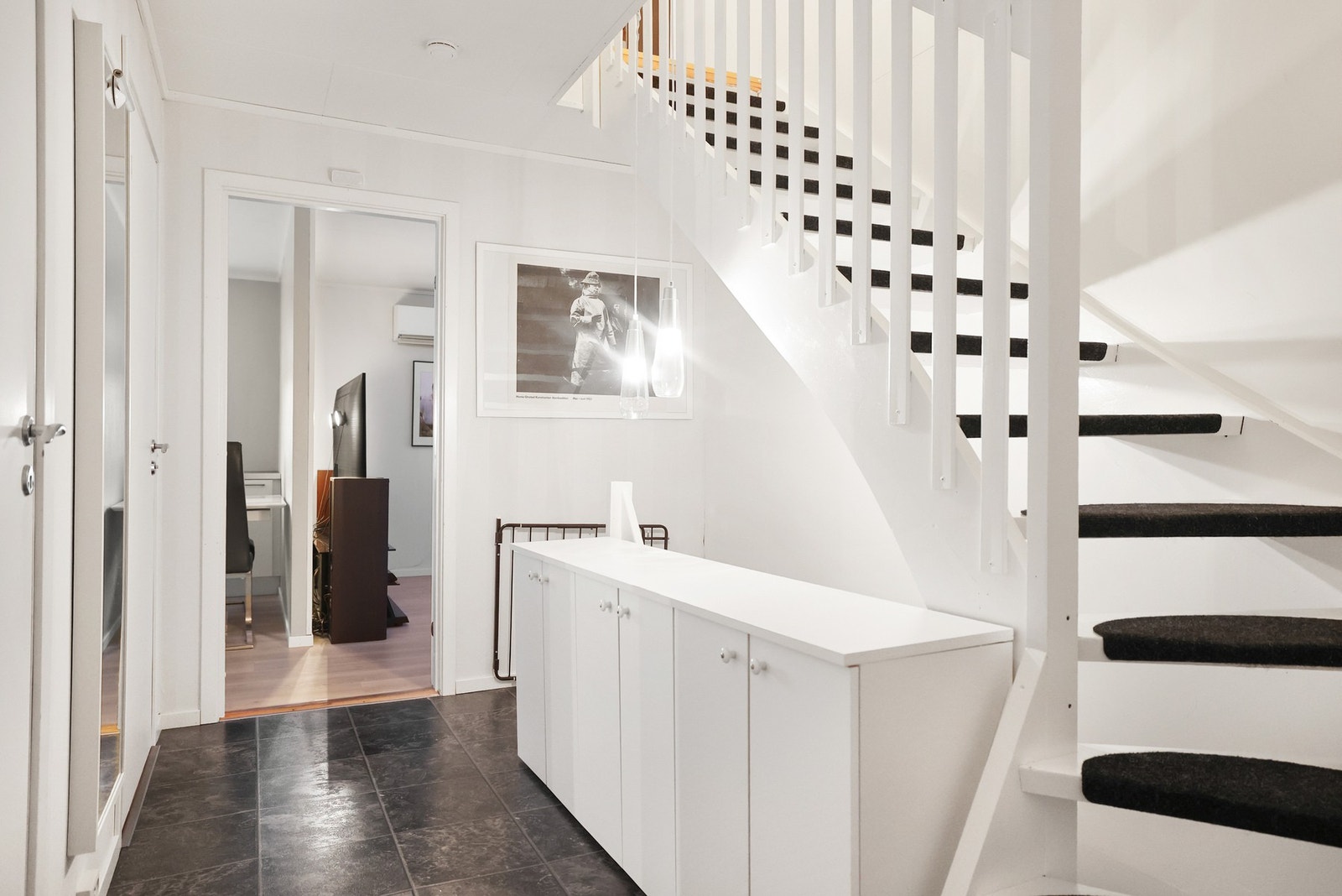 Fra gang er det videre adkomst til både loft- og kjelleretasje. Galleribilde