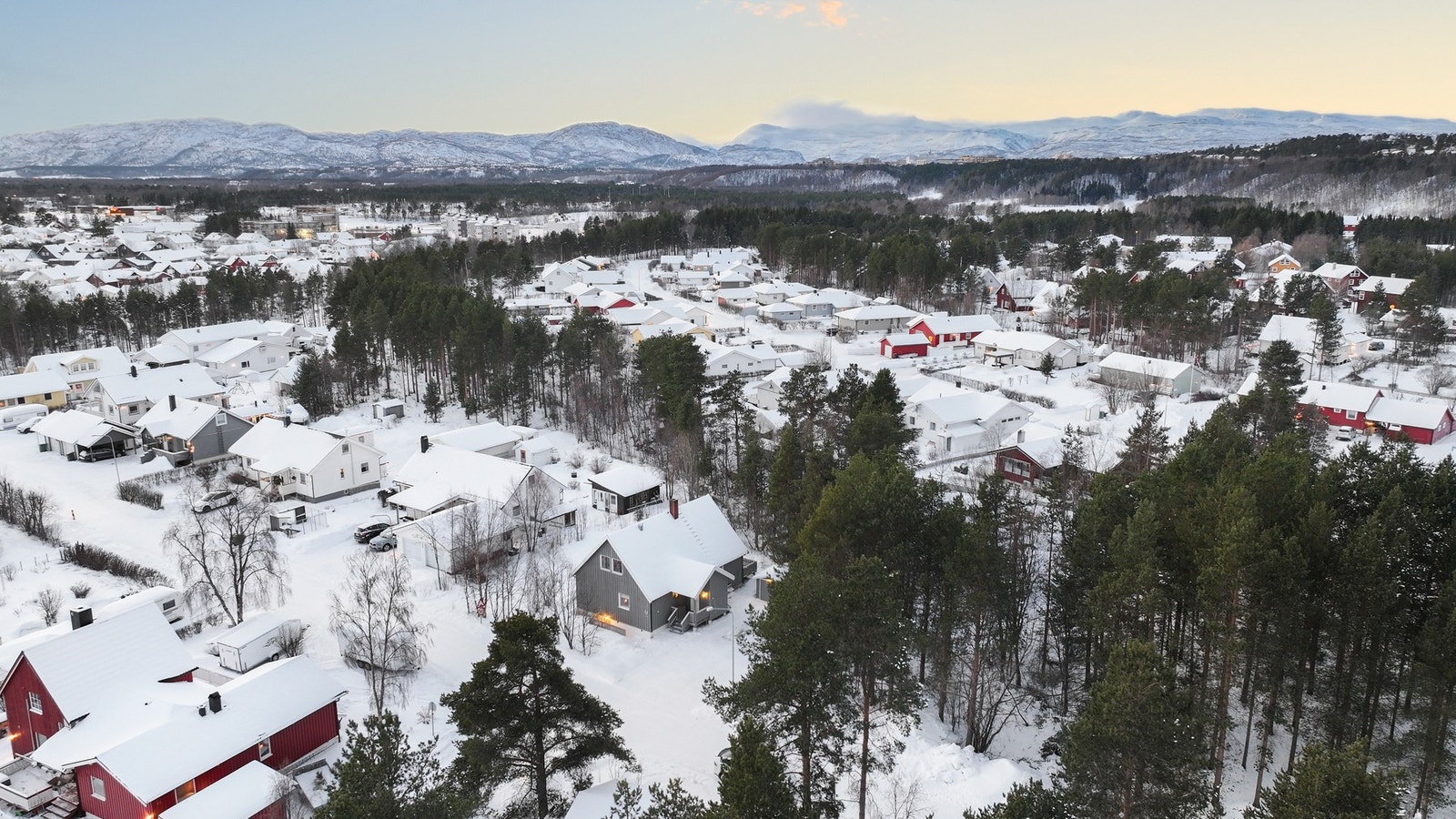 En hyggelig og praktisk enebolig fordelt over tre etasjer. Galleribilde