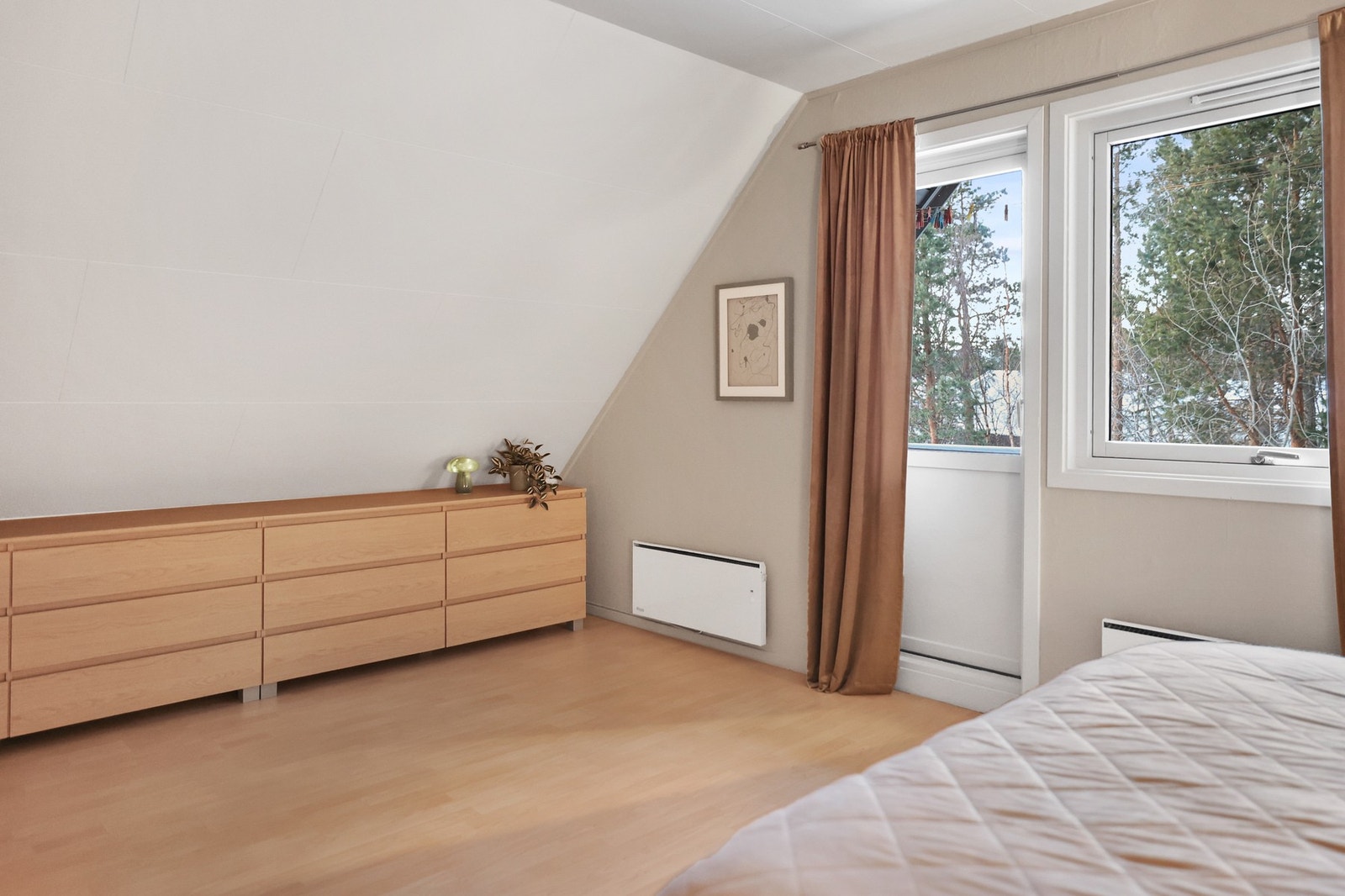 Fra det ene soverommet er det utgang til en trivelig balkong. Galleribilde