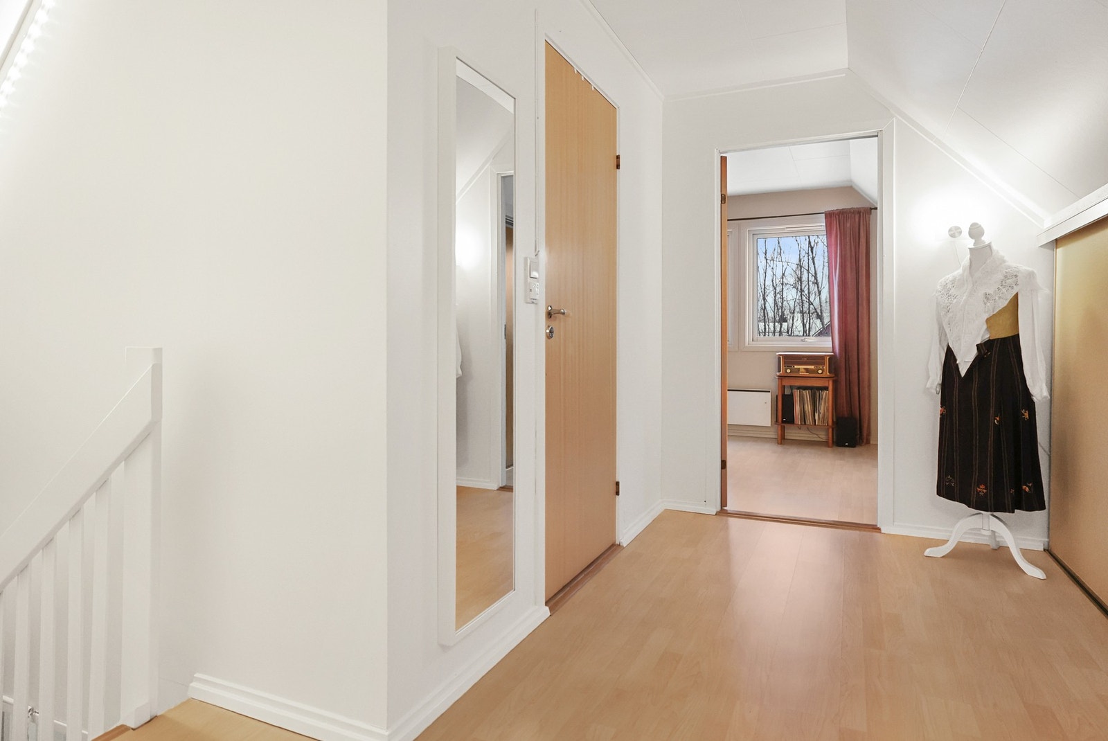 Gang på loft har en praktisk skyvedørsgarderobe som sørger for god oppbevaringsplass. Galleribilde