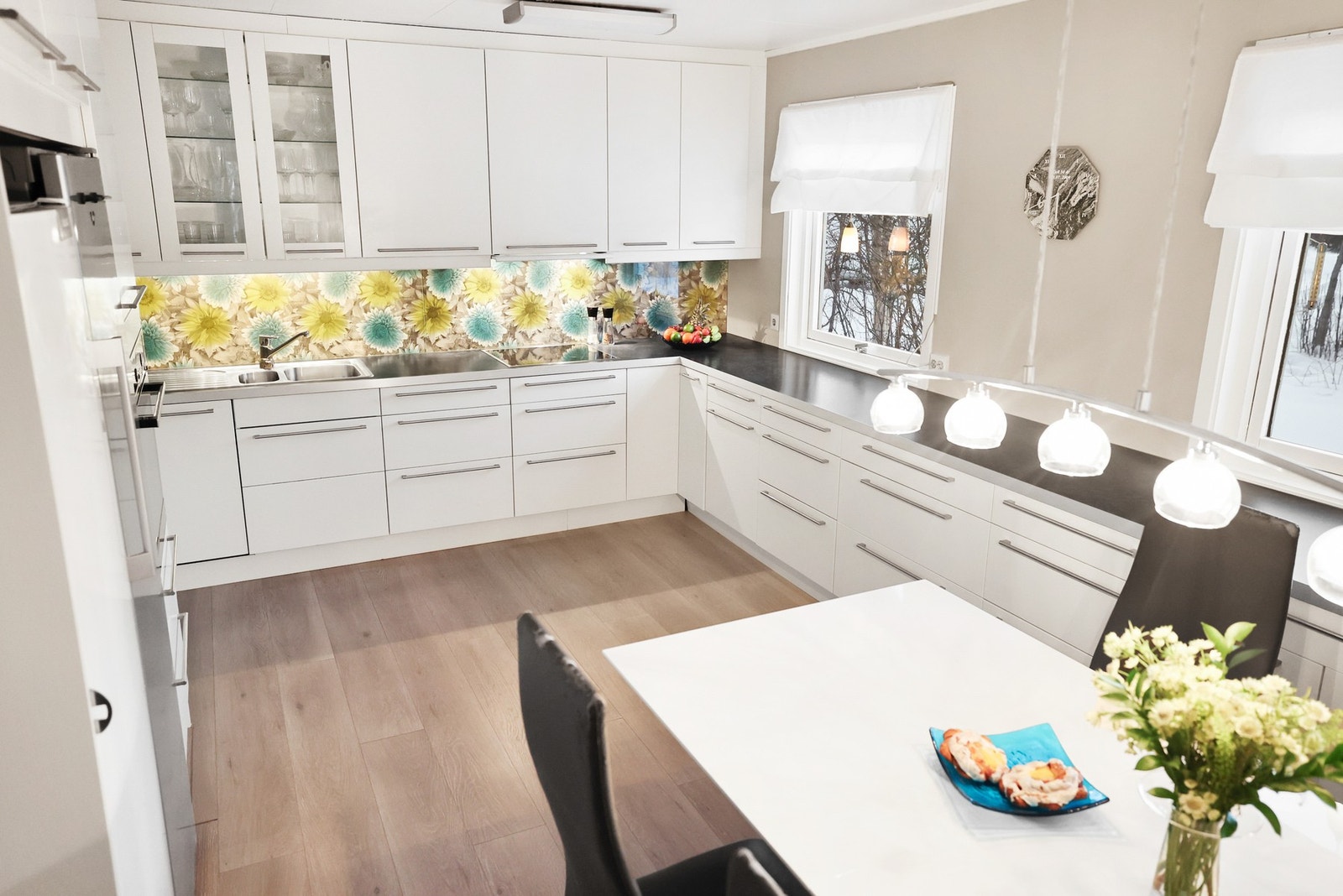 Kjøkkenet har innredning med glatte fronter og benkeplate av laminat. Galleribilde