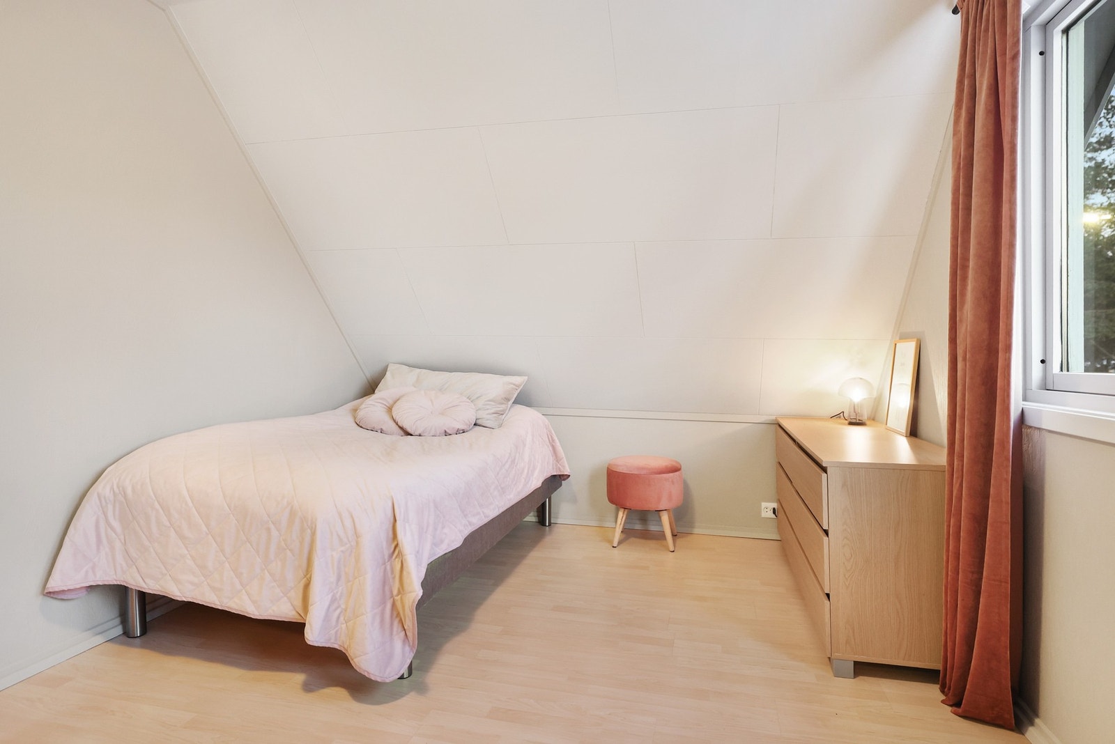 Begge soverommene har god plass til dobbeltseng, nattbord på hver side og annet ønsket møblement. Galleribilde