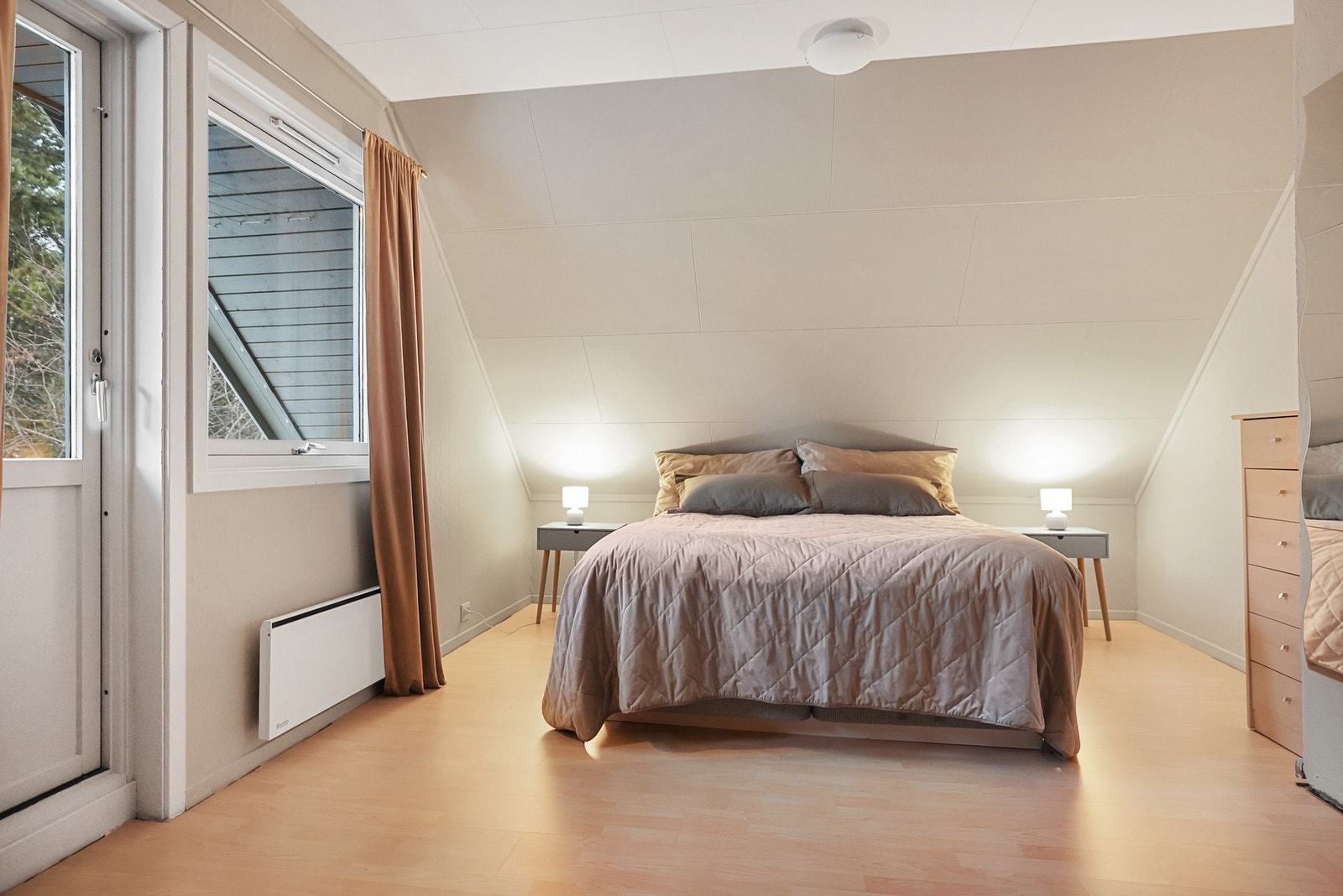 Det er to soverom i loftsetasje. Galleribilde