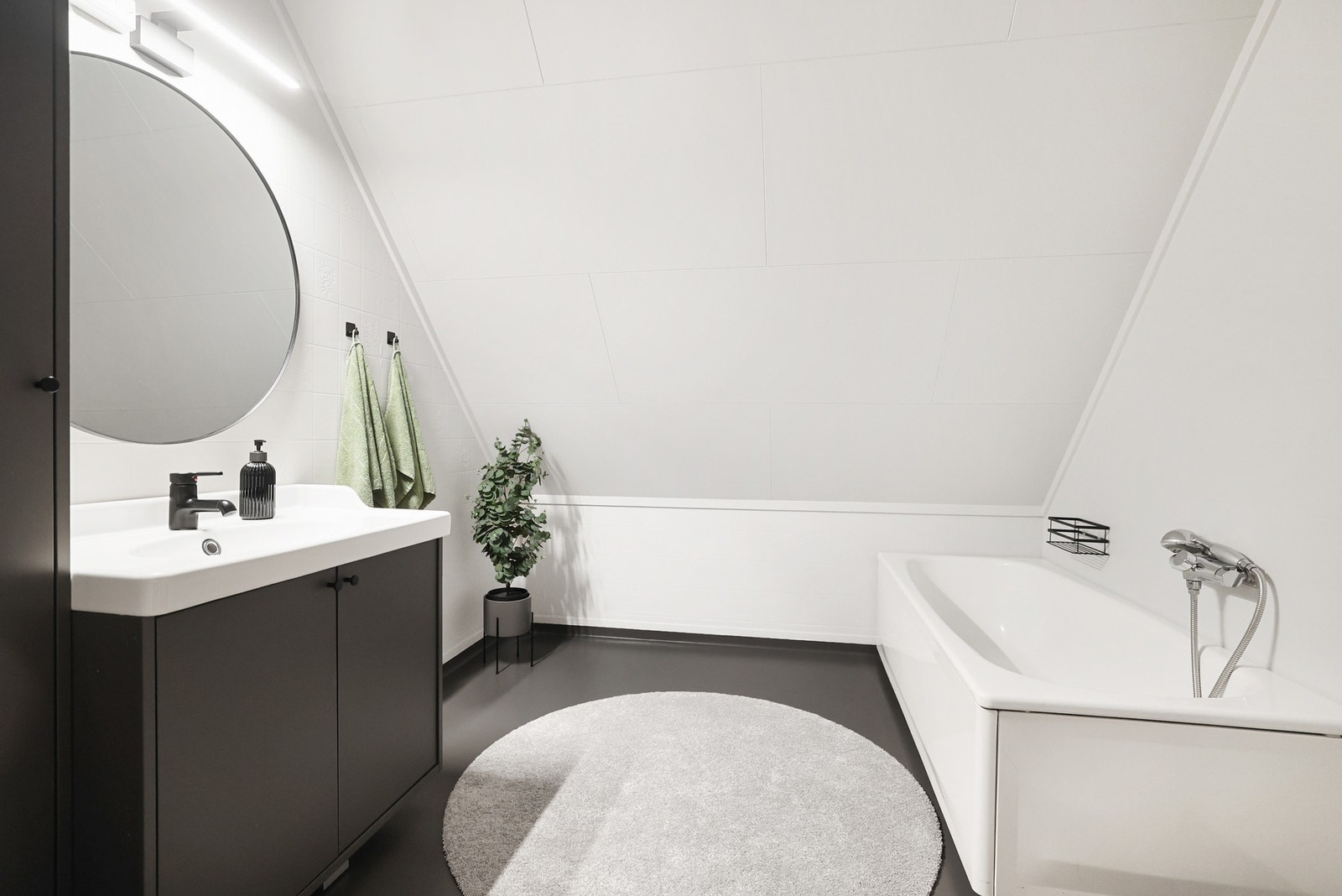 Baderommet har vegghengt servantinnredning og speil med overlys. Galleribilde