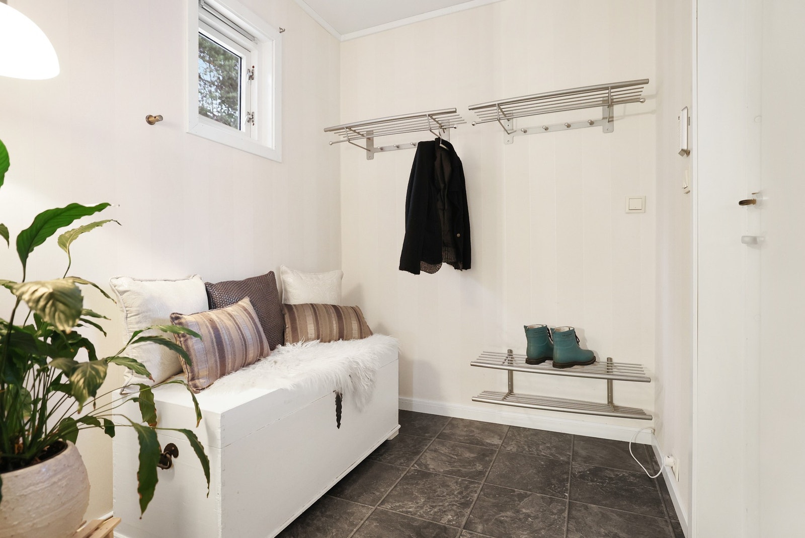 Vel inne blir du møtt av en lys entré med god plass til å henge fra seg. Galleribilde