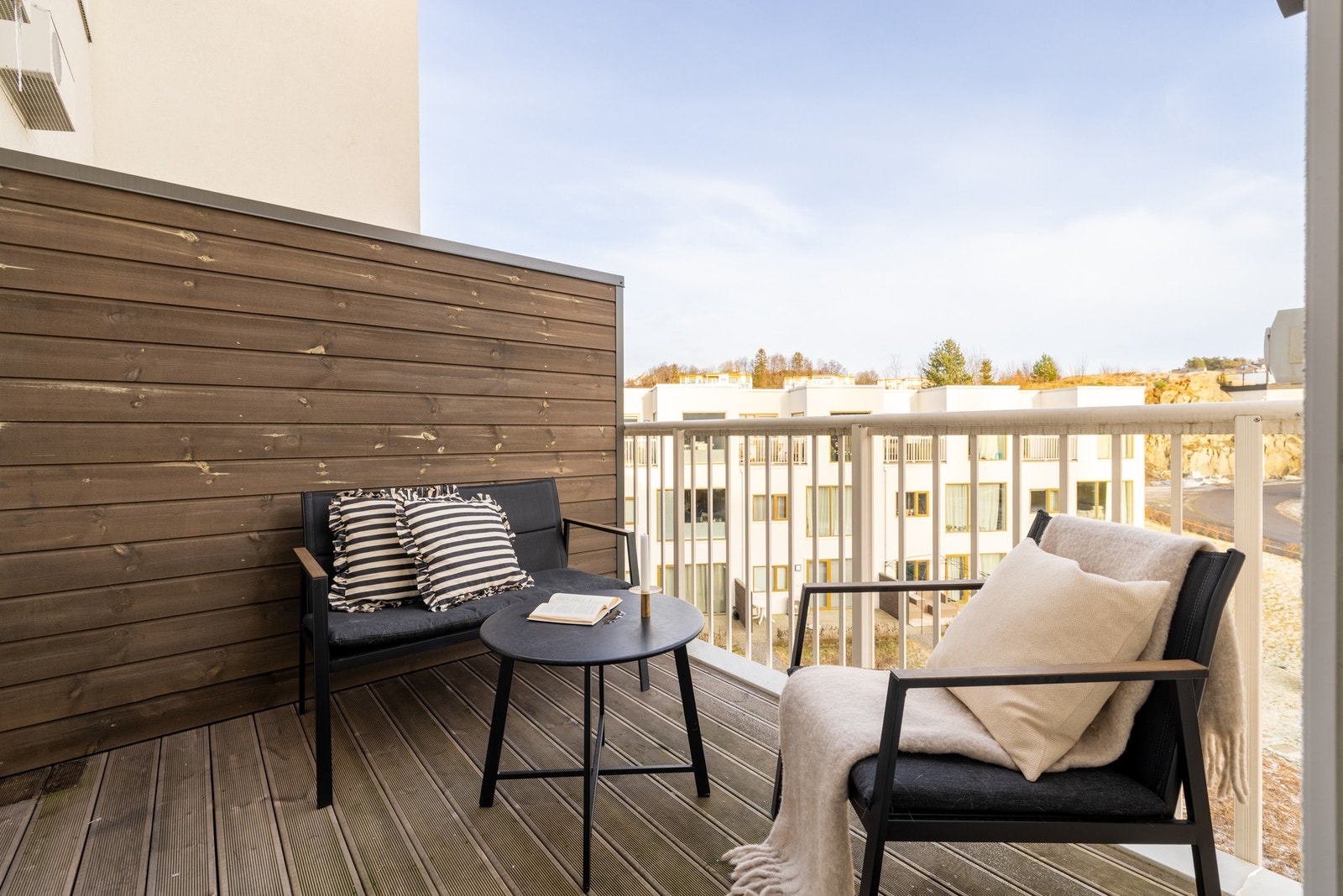 Her kan man nyte morgenkaffen i formiddagssolen. Galleribilde