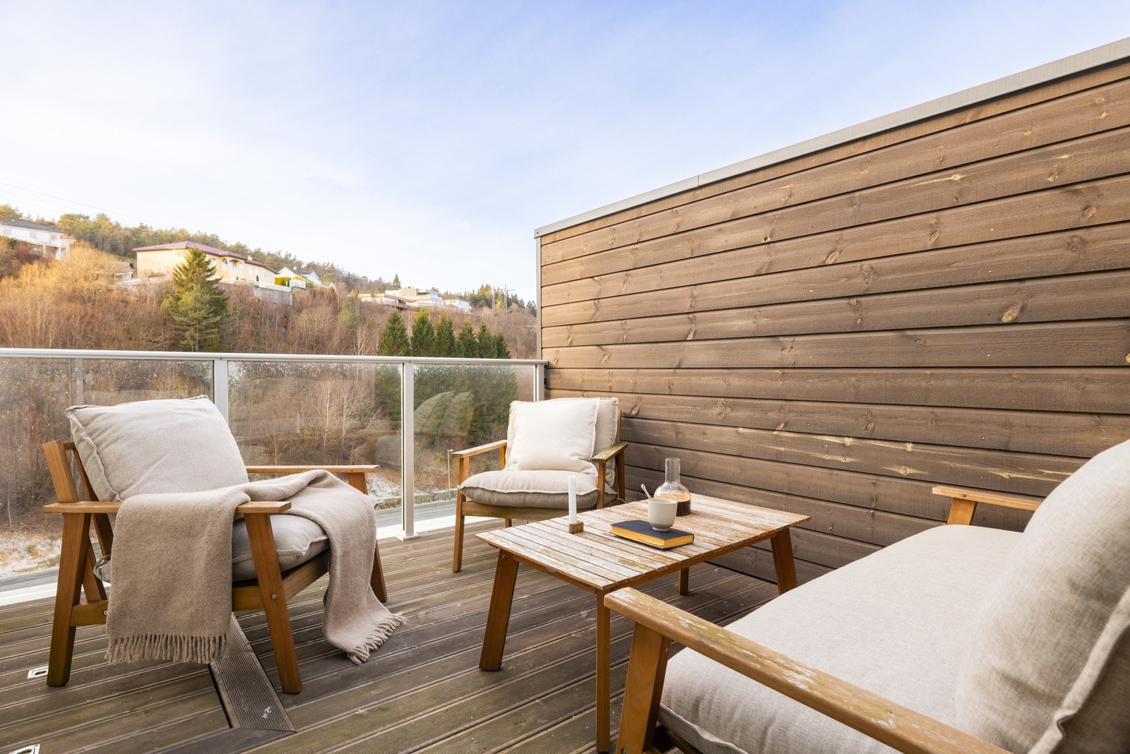 Rålekker toppleilighet over to plan med svært gode sol og utsiktsforhold. To balkonger og fast garasjeplass! Galleribilde