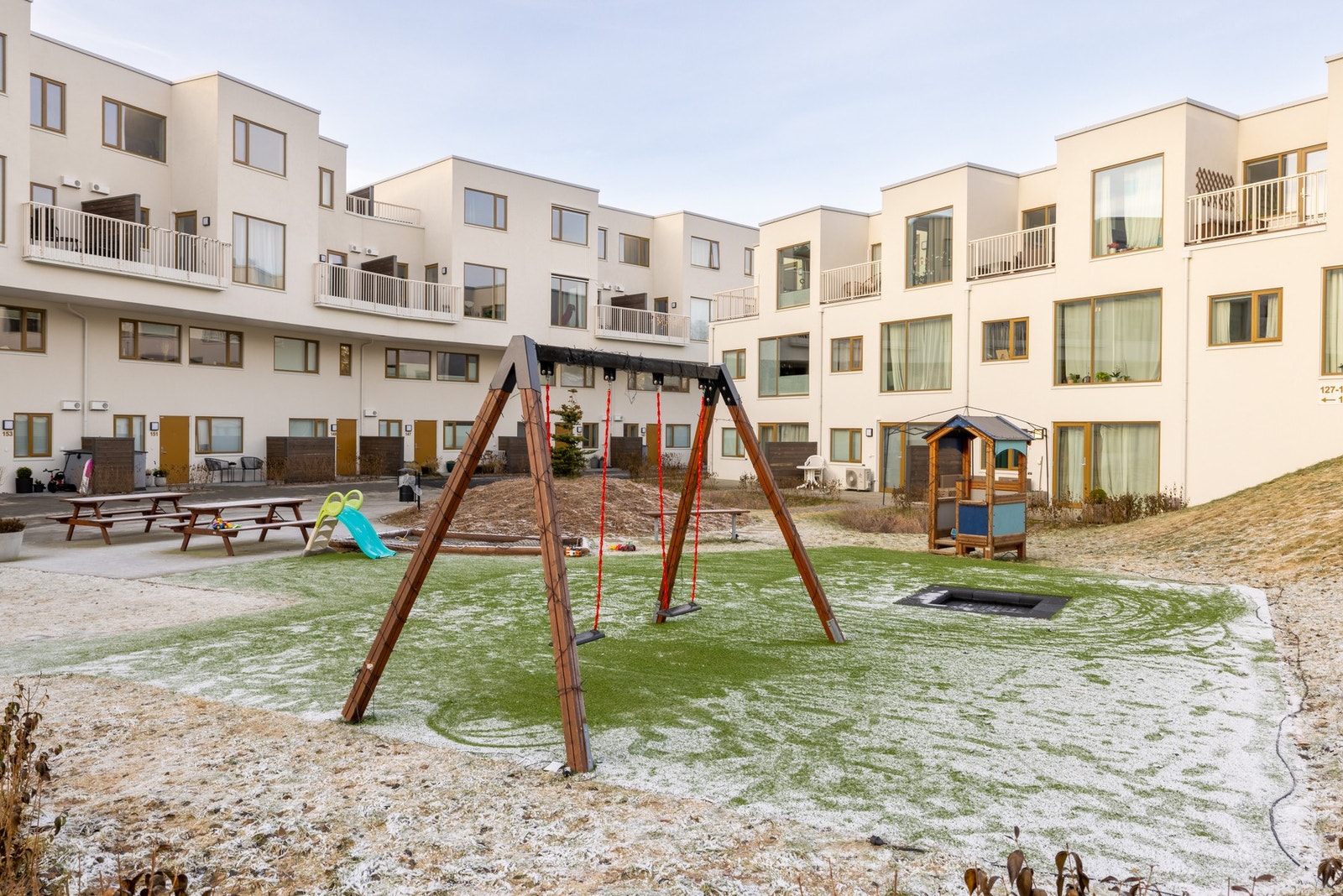 Fellesområdene er blant annet opparbeidet med lekeplass. Ideelt for barnefamilien. Galleribilde
