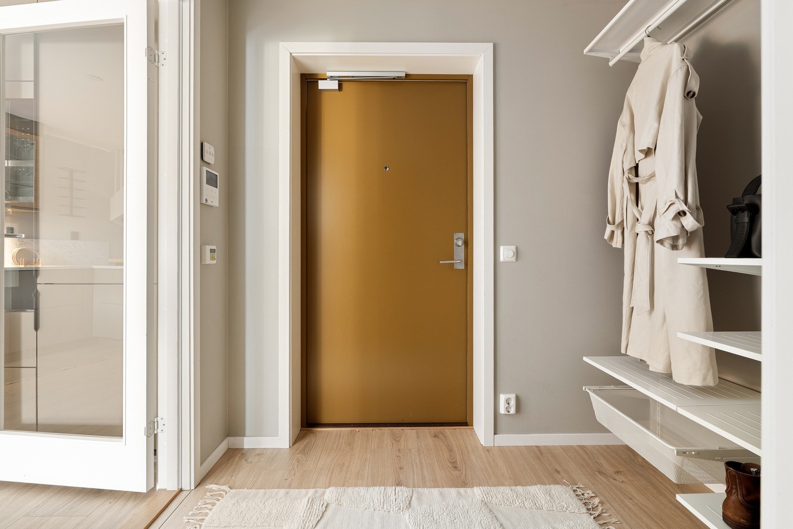 Du ønskes velkommen inn i en praktisk entré med plass til garderobeløsning og oppbevaring av yttertøy. Galleribilde