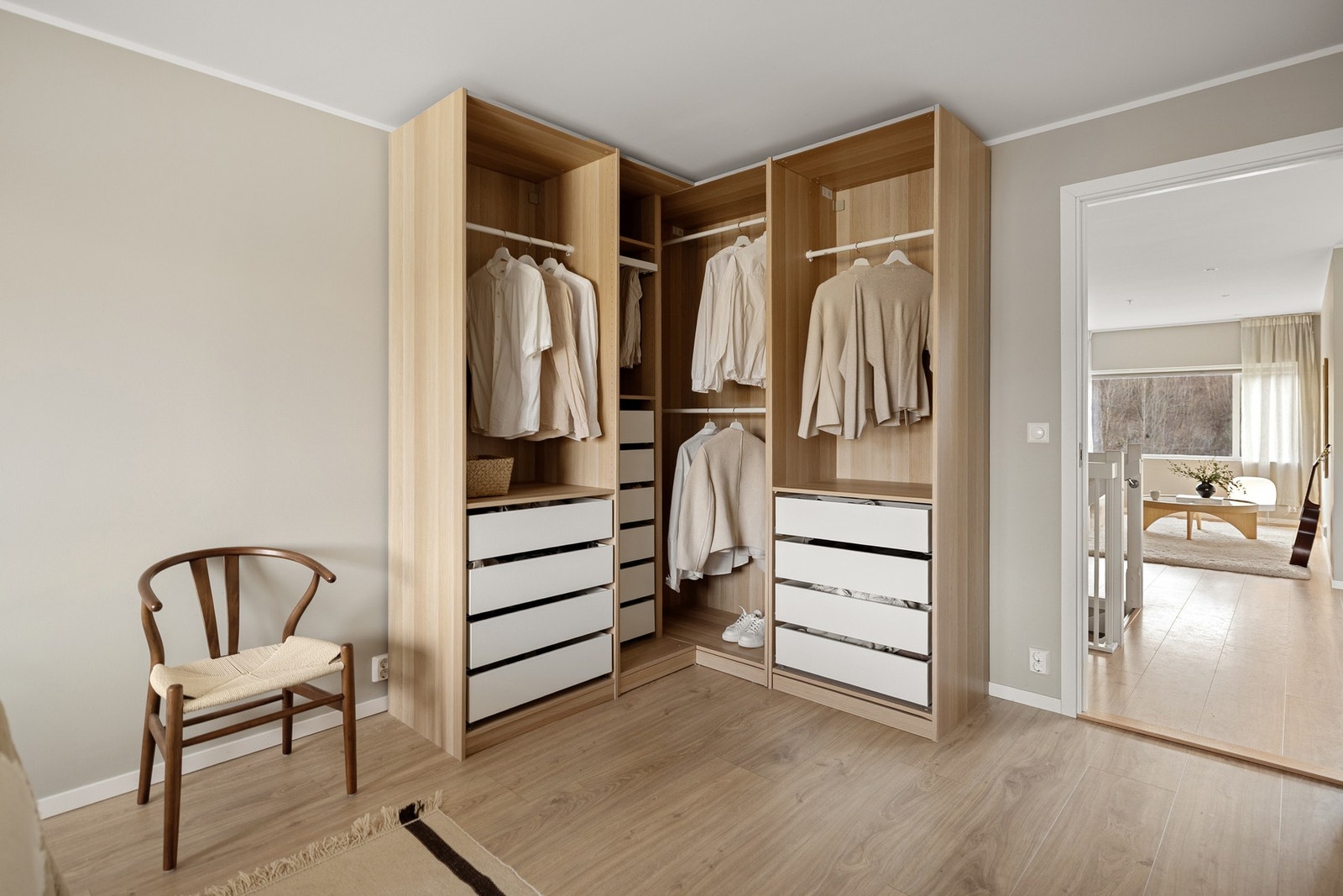 I tillegg har du en praktisk garderobeløsning med god plass til oppbevaring. Galleribilde