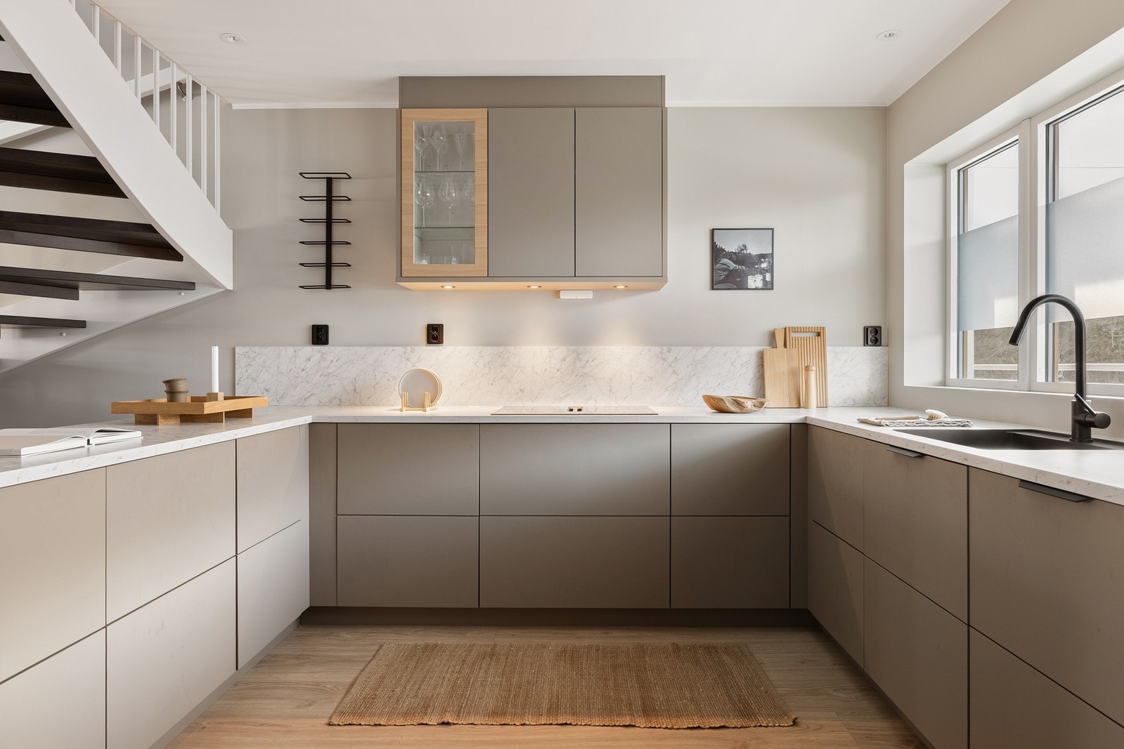 Kjøkkenet er praktisk utformet med god skap og benkeplass. Galleribilde