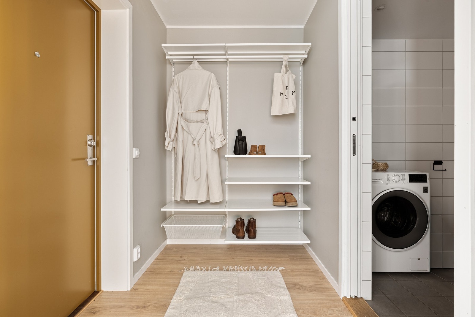 Entréen gir et ryddig og oversiktlig førsteinntrykk og fungerer som et naturlig bindeledd mellom boligens rom. Galleribilde